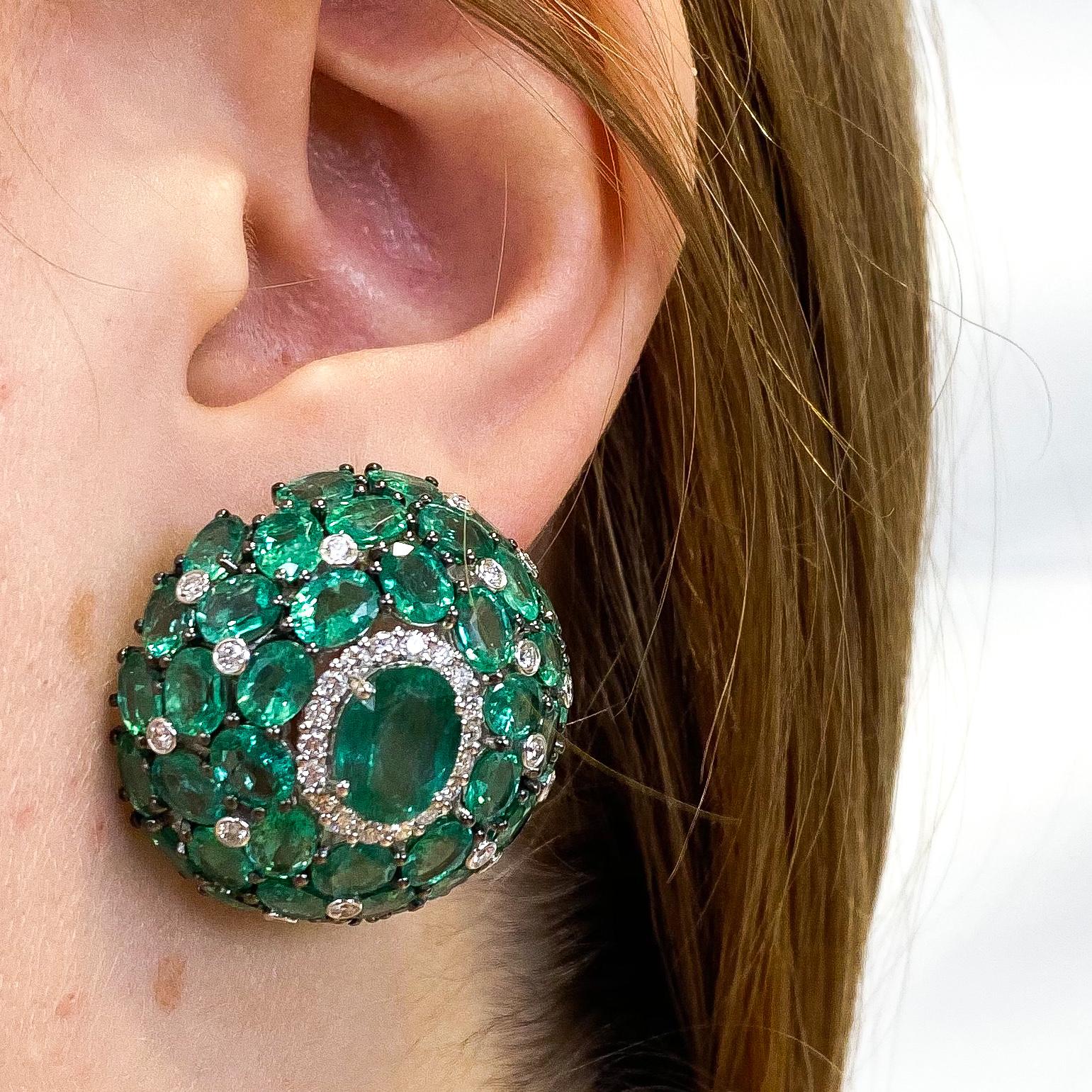 Emeralds = 27.64 Carats

Diamonds = 1.20 Carats

( Color: F, Clarity: VS )

Metal: 18K White Gold

Jewelry Gift Box Included