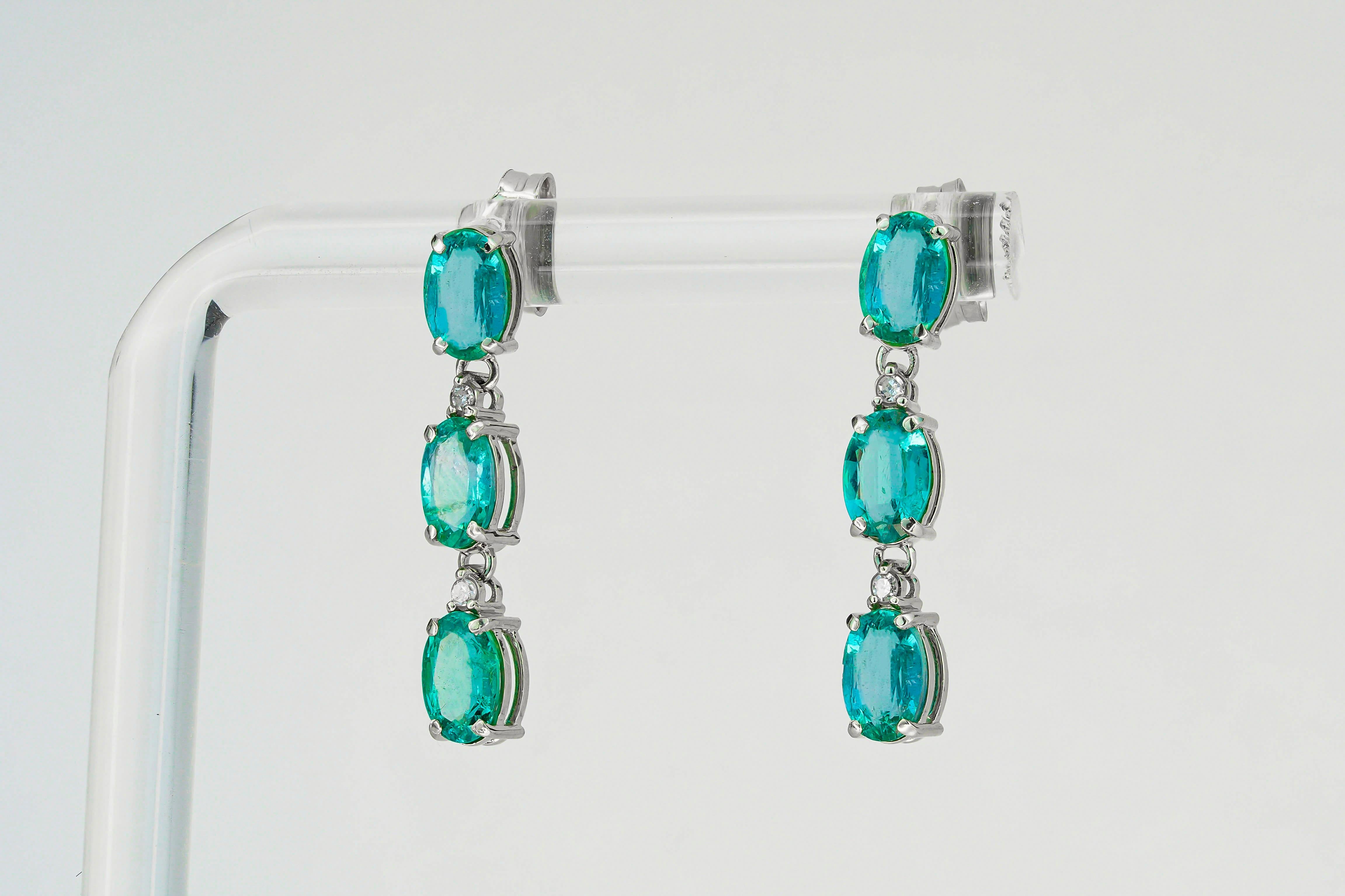 Modern Emerald earrings studs in 14k gold. For Sale
