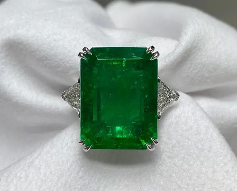 Emerald Weight: 17.45 Cts, Diamond Weight: 1.40 Cts, Metal: Platinum, Ring Size: 5.5, Shape: Emeraldcut, Color: Green, Hardness: 7.5-8, Birthstone: May, CD Certified