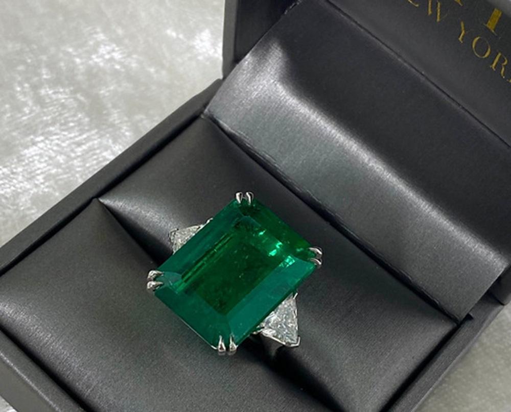 Emerald EC Ring 17.45 CTS In New Condition For Sale In New York, NY