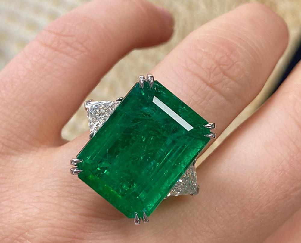 Women's Emerald EC Ring 17.45 CTS For Sale