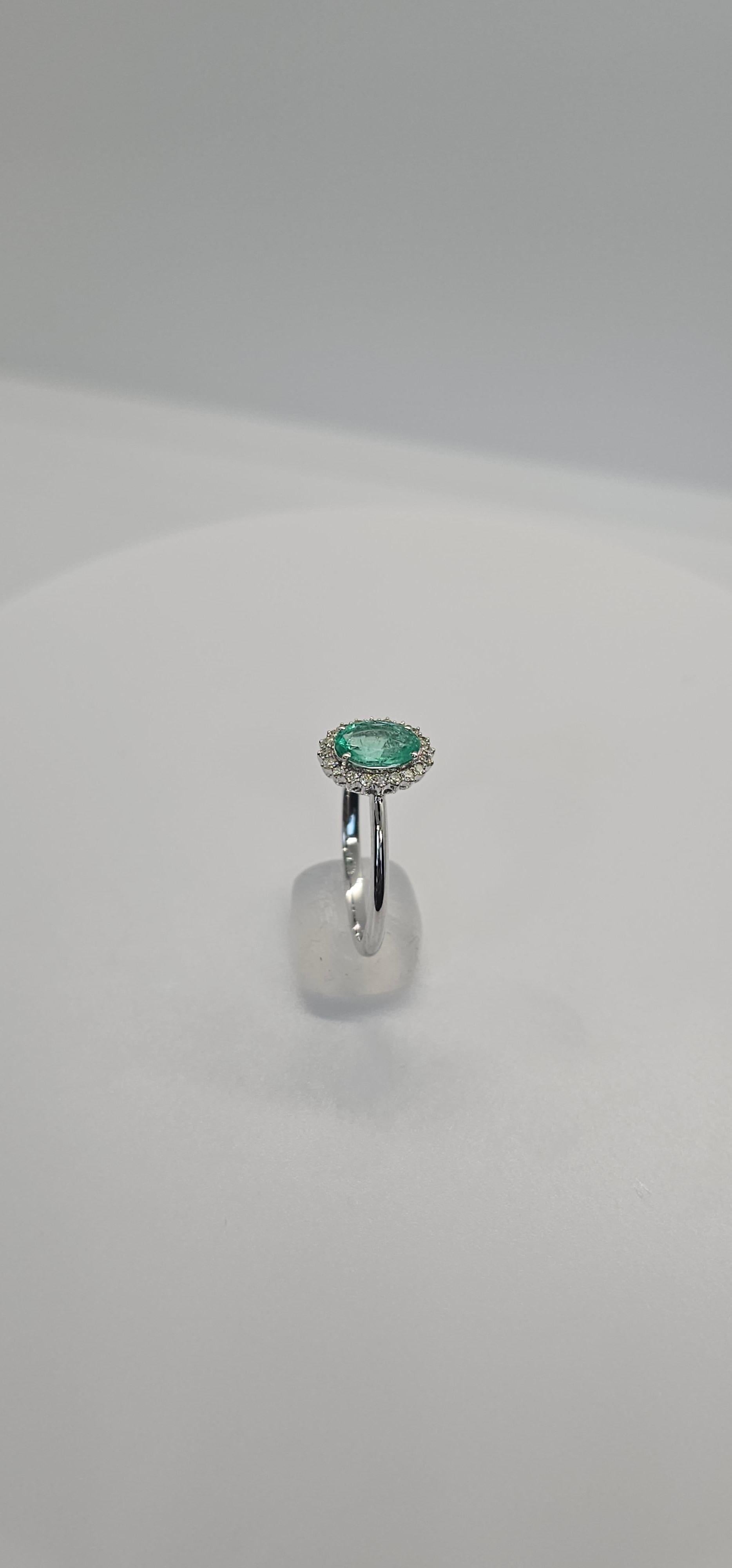 Einzelheiten:
Natürlicher Smaragd - 1Stück - 0,53 Karat
Natürliche Diamanten - 20 Stück - 0,10 Karat


Dieser atemberaubende Smaragdring, umgeben von einem Halo aus Brillanten, ist ein wahres Symbol für Eleganz und Luxus. Der zentrale Smaragd mit