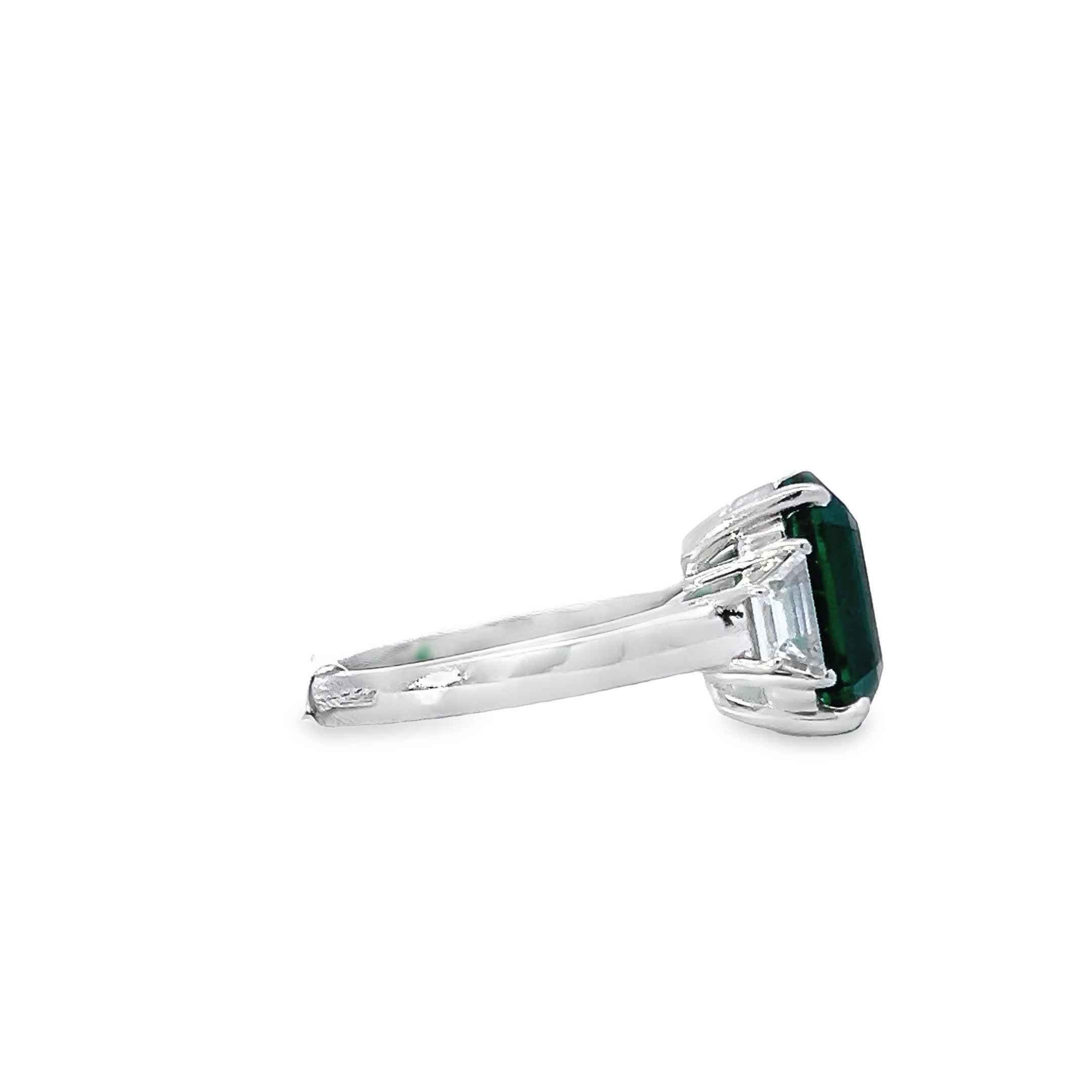 Anello Elegance Smeraldo In condizioni Nuovo in vendita a Great Neck Plaza, NY