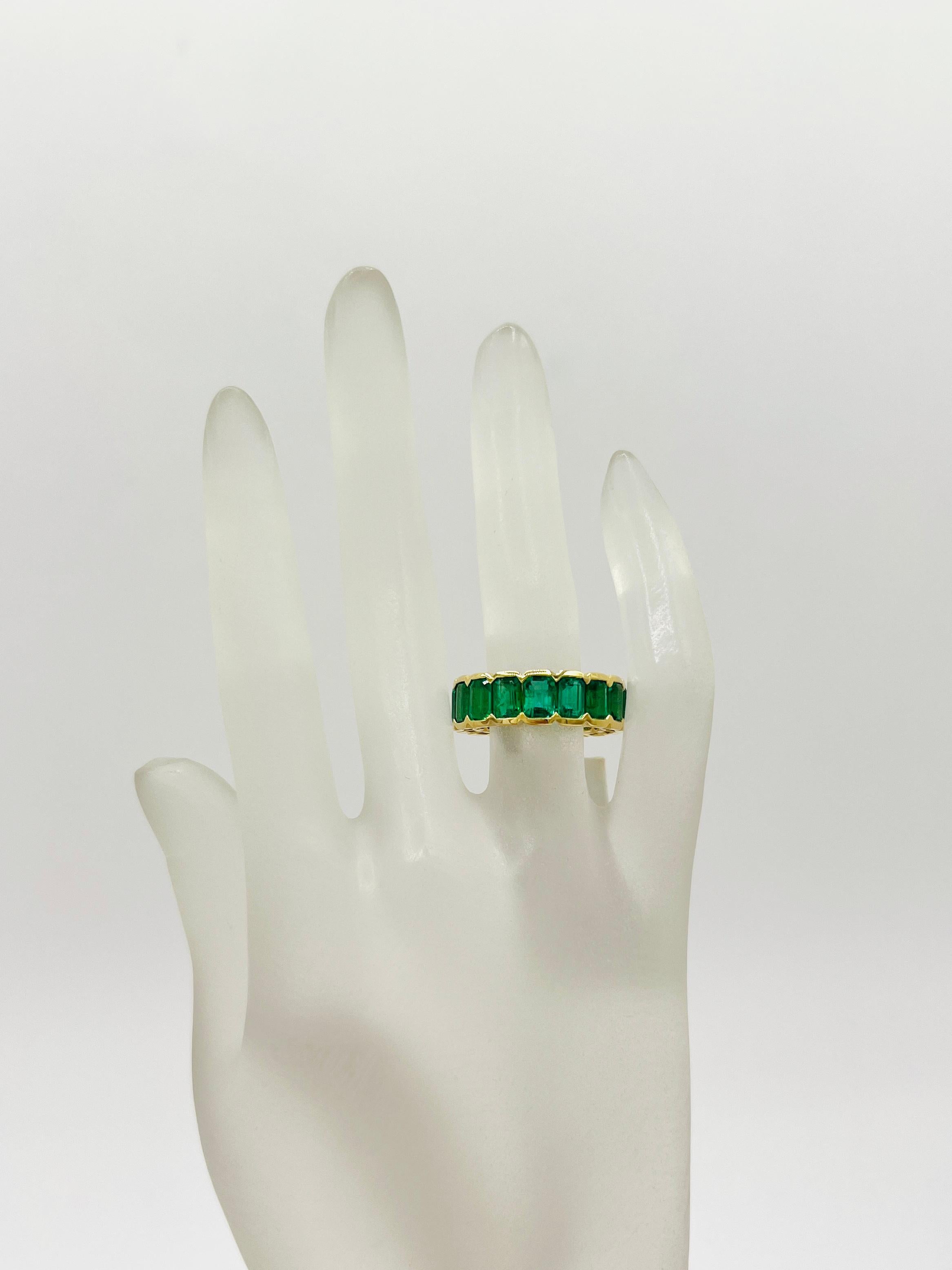 Emerald Emerald Cut Eternity Band Ring in 18K Yellow Gold In New Condition For Sale In Los Angeles, CA