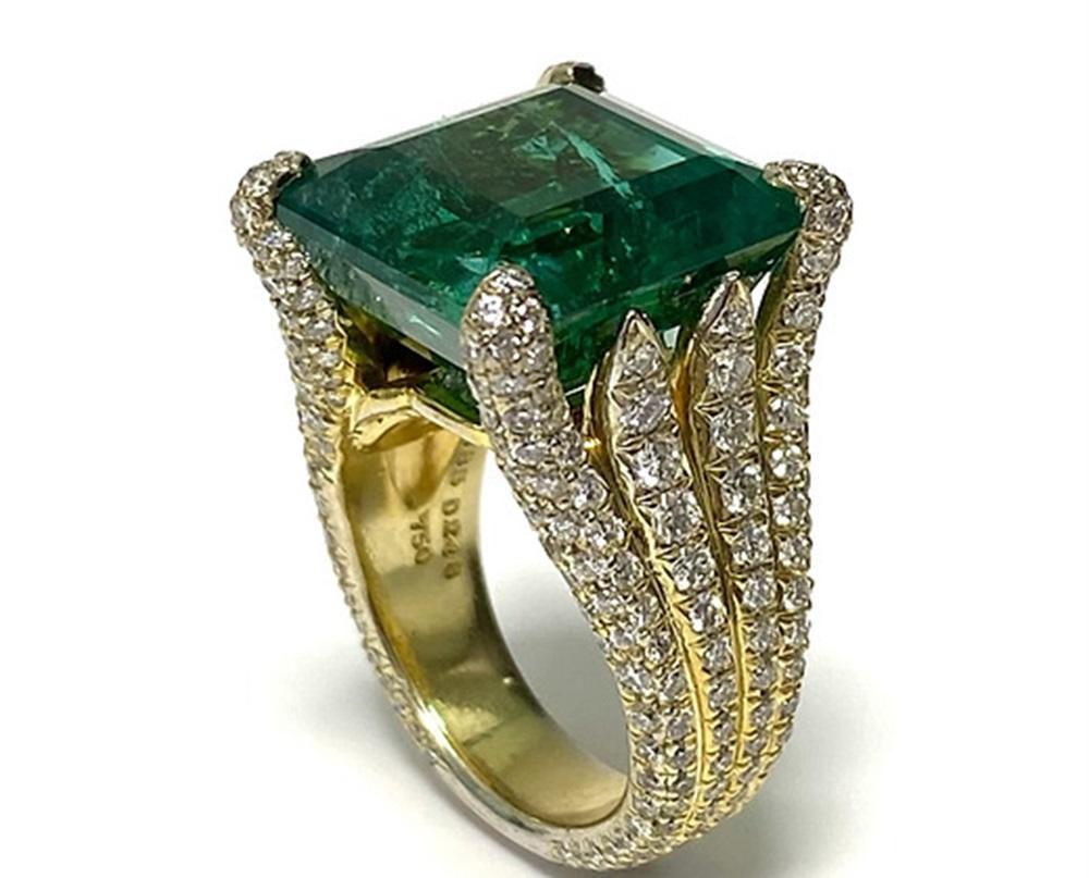 Emerald Weight: 14.95 cts, Diamond Weight: 3.01 cts, Shape: Emeraldcut, Color: Green, Hardness: 7.5-8, Birthstone: May