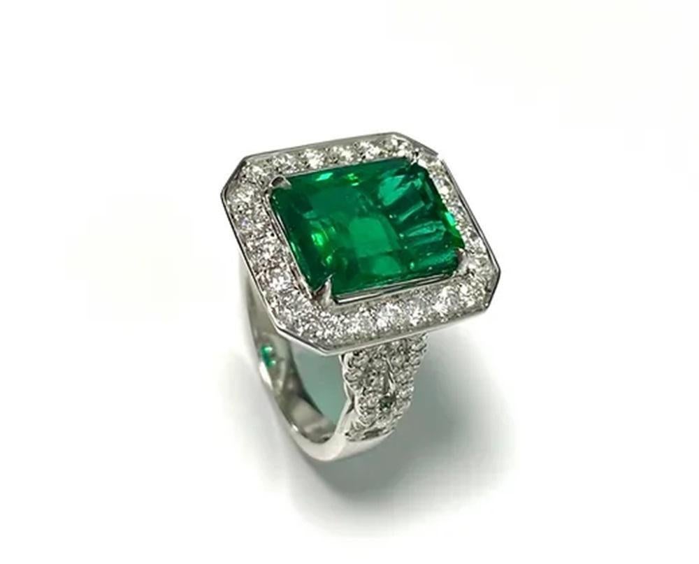Emerald Weight: 5.25 cts, Approx. Diamond Weight: 1.54 cts, 18K white gold, Shape: Emeraldcut, Color: Green, Hardness: 7.5-8, Birthstone: May