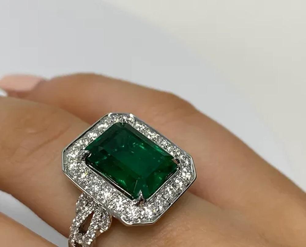 Emerald Emeraldcut Ring 5.25 cts In New Condition For Sale In New York, NY