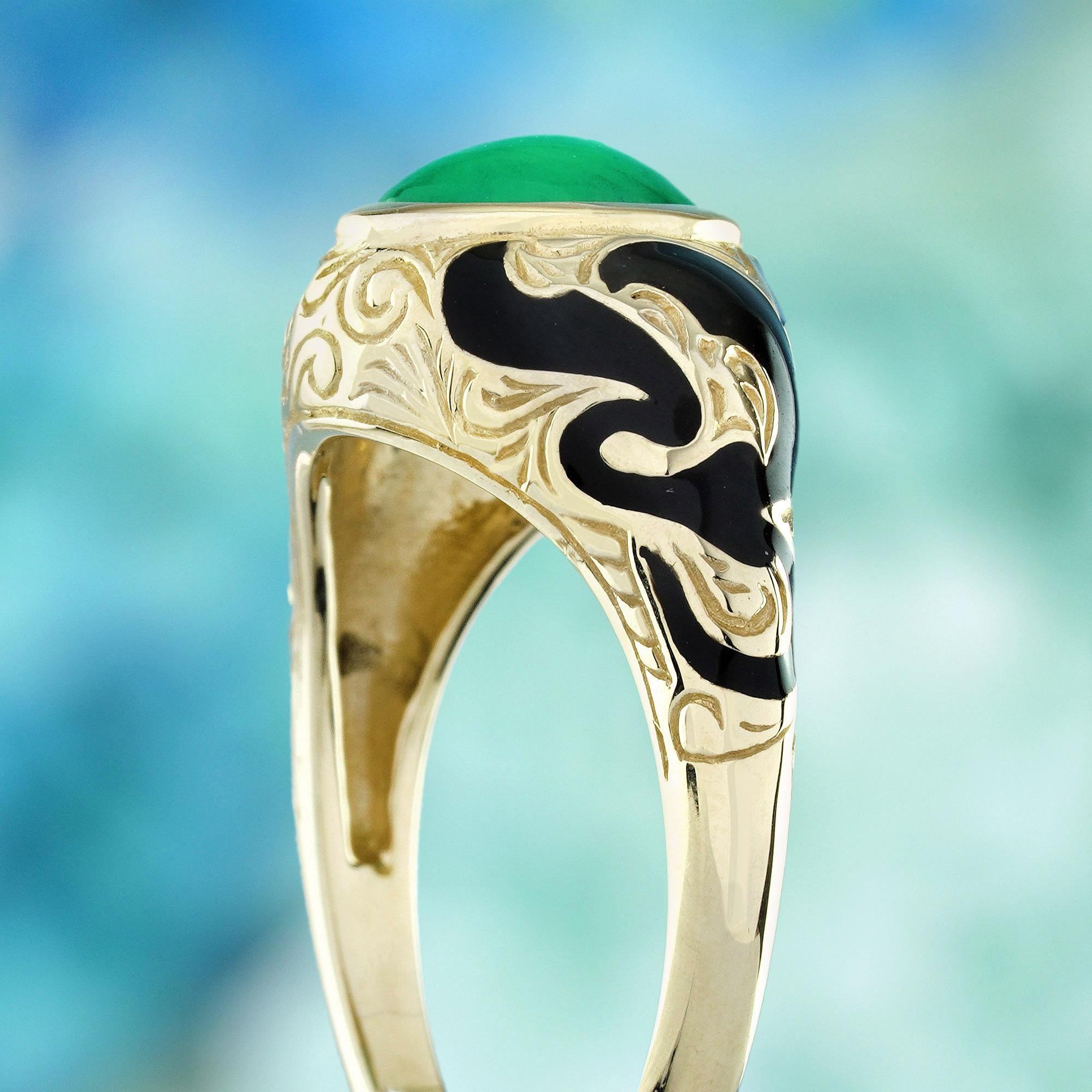 Emerald Enamel Antique Style  Ring in 9K Yellow Gold Herren im Angebot