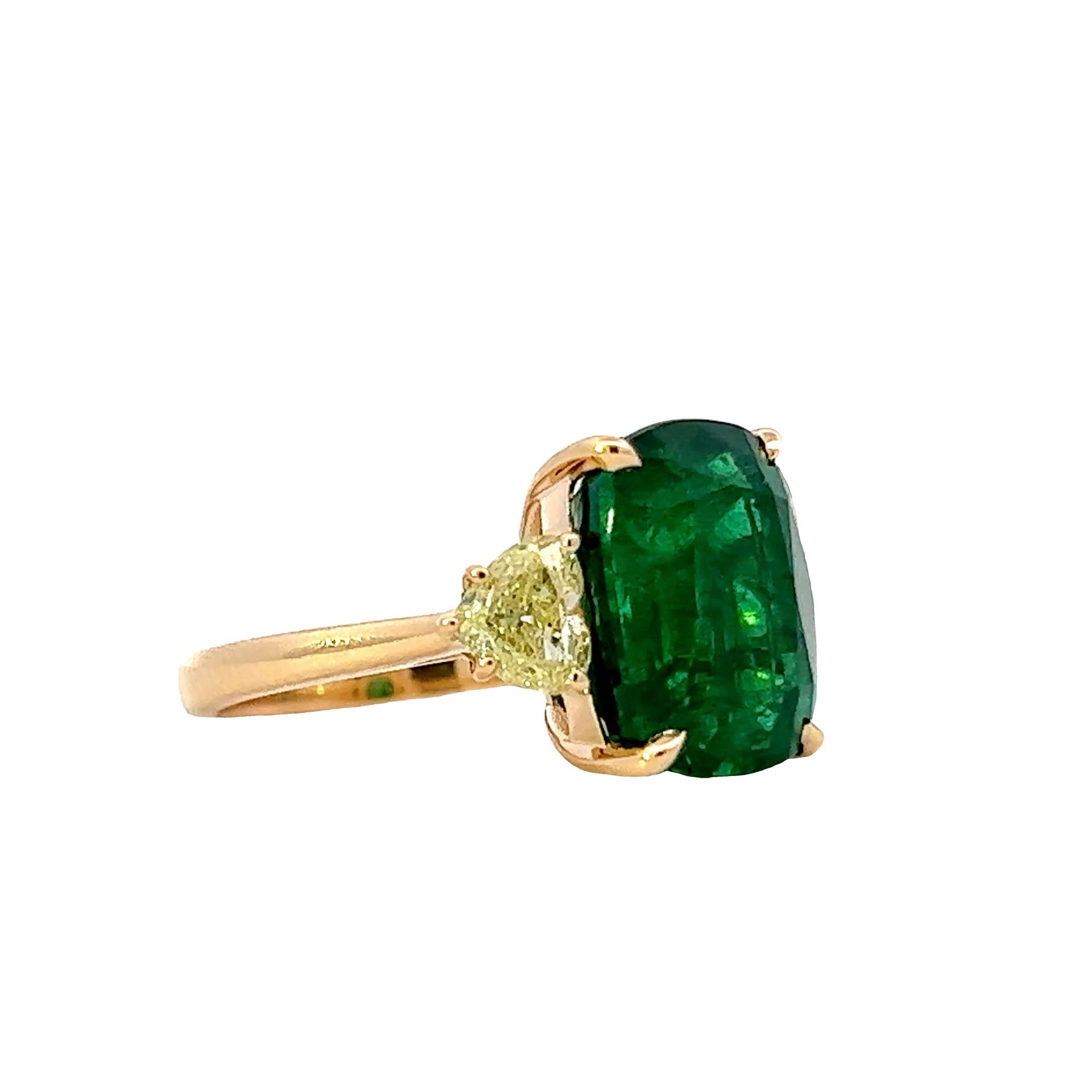 Unser atemberaubender Ring mit grünem Edelstein ist eine Verkörperung von Raffinesse und bezaubernder Schönheit.