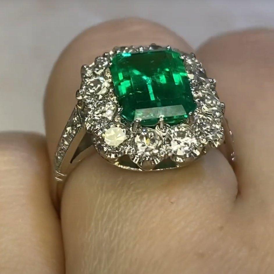 Smaragd-Verlobungsring mit Diamant-Halo (GIA ca. 1,80 Karat), Platin (Smaragdschliff) im Angebot