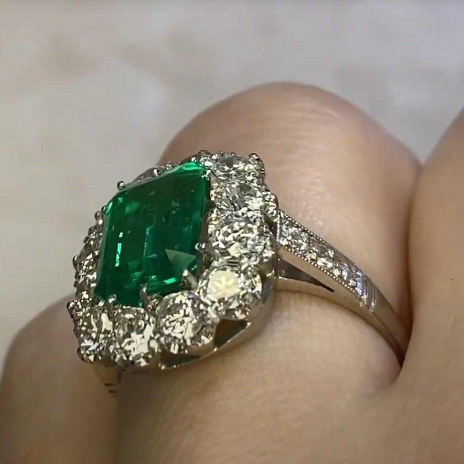Smaragd-Verlobungsring mit Diamant-Halo (GIA ca. 1,80 Karat), Platin im Zustand „Hervorragend“ im Angebot in New York, NY