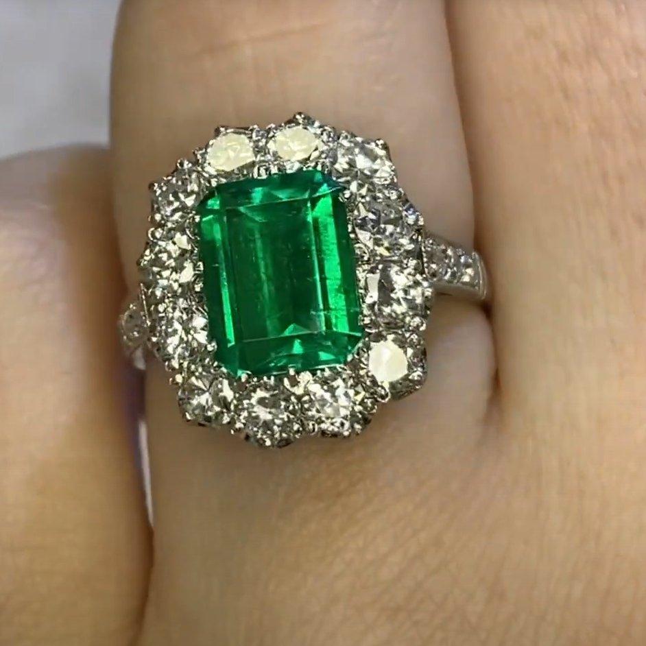 Smaragd-Verlobungsring mit Diamant-Halo (GIA ca. 1,80 Karat), Platin Damen im Angebot