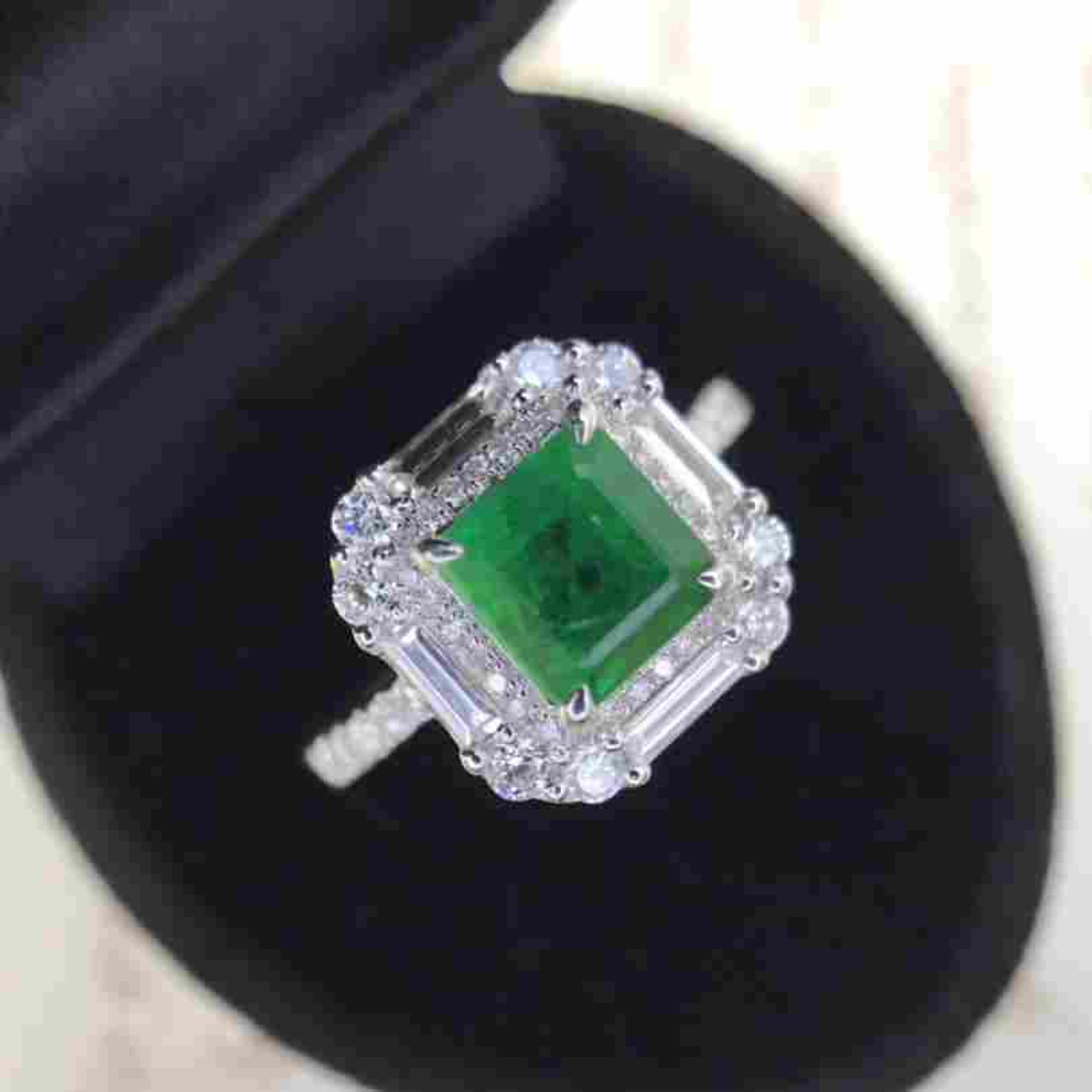 En vente :  Bague de fiançailles émeraude ancienne halo, bague de mariage émeraude naturelle 3