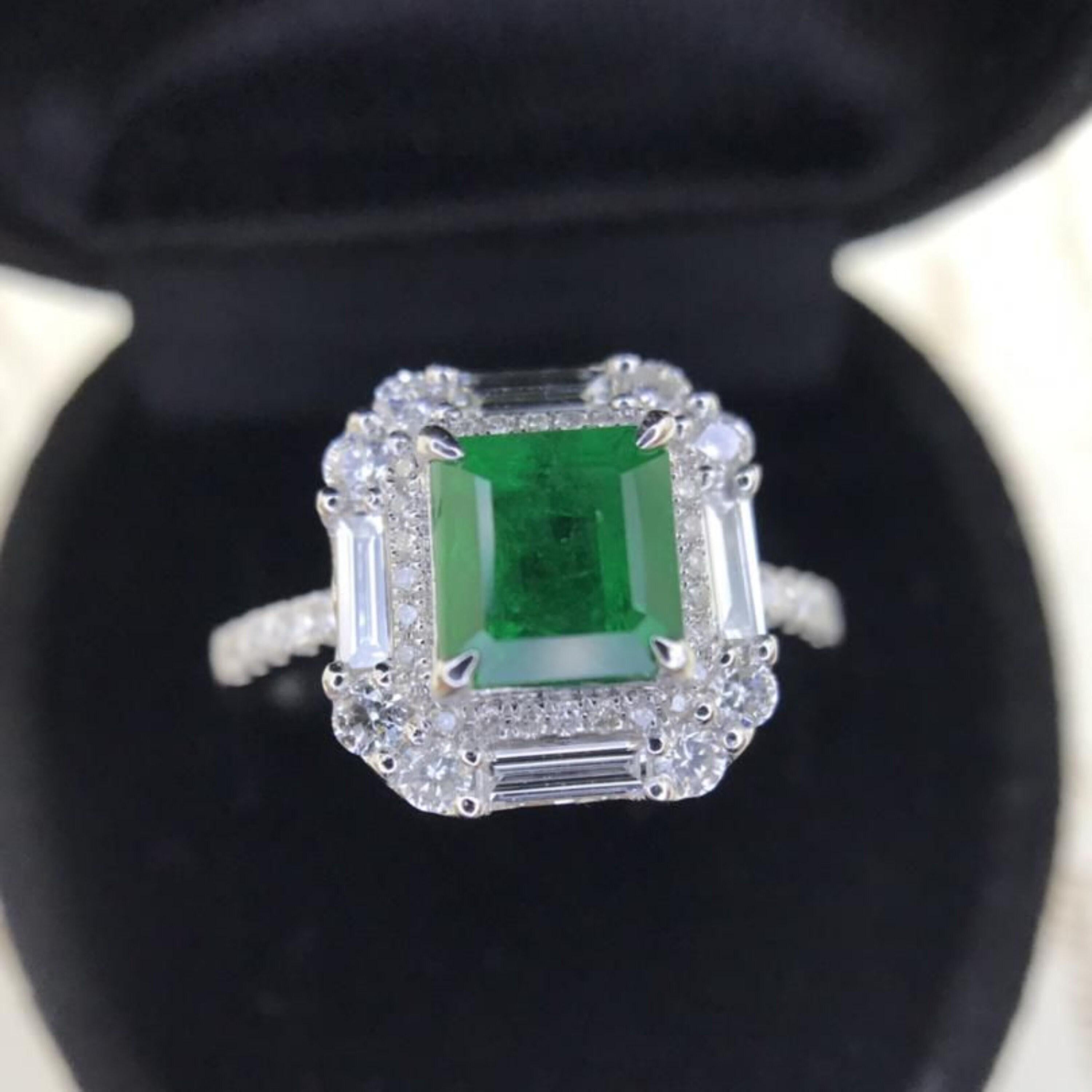 En vente :  Bague de fiançailles émeraude ancienne halo, bague de mariage émeraude naturelle 4