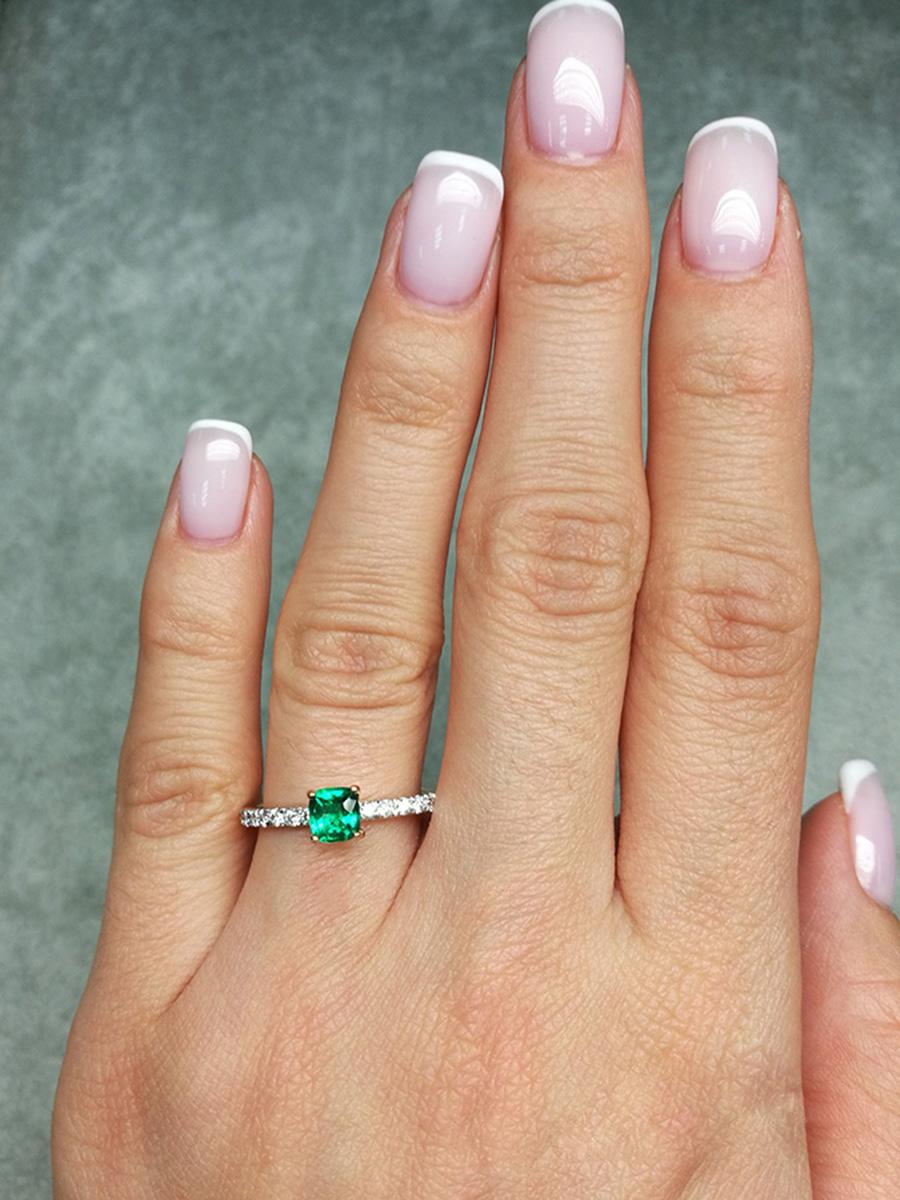 Emerald Cut Emerald engagement ring yellow gold certified green beryl For Sale