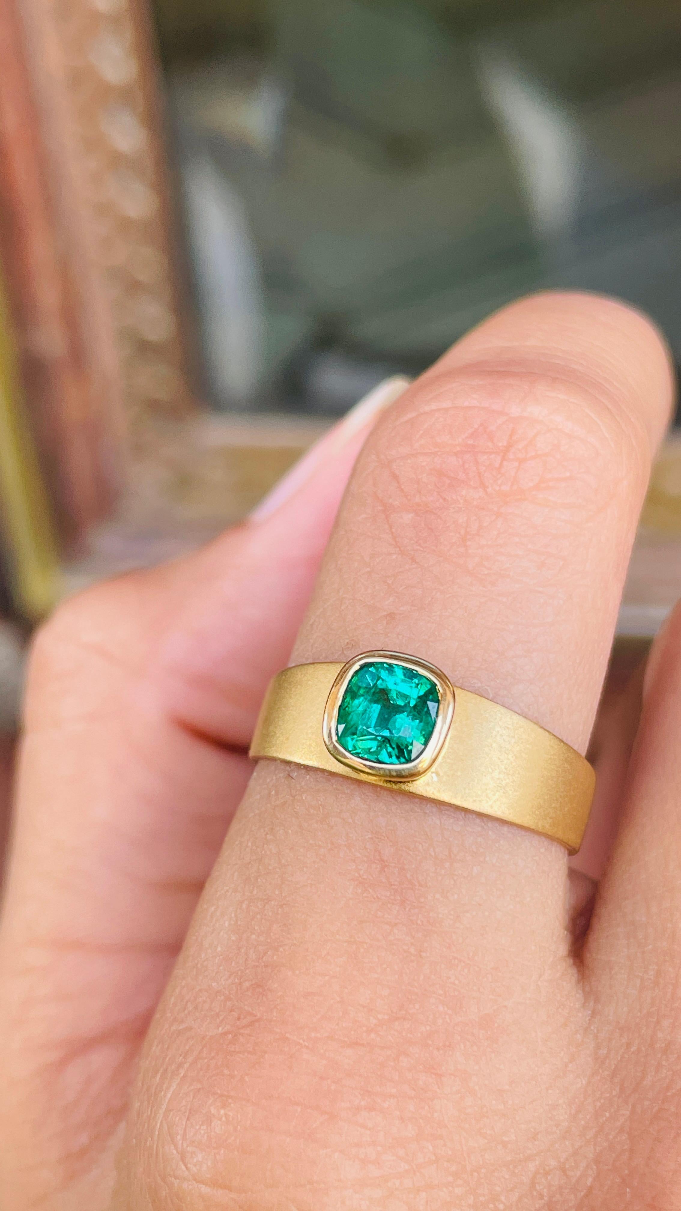 Unisex Emerald Solitaire Ring in 18 Karat Yellow Gold 2