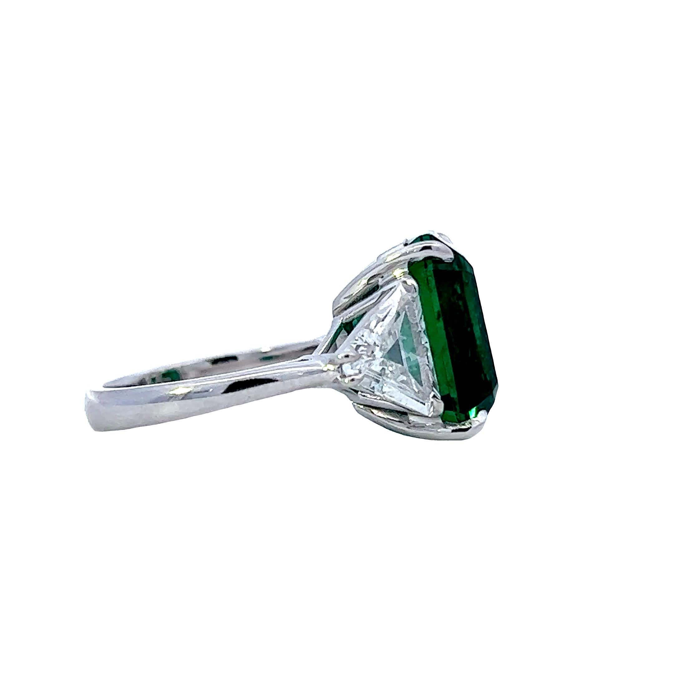 Emerald envy diamond ring In New Condition For Sale In Great Neck Plaza, NY