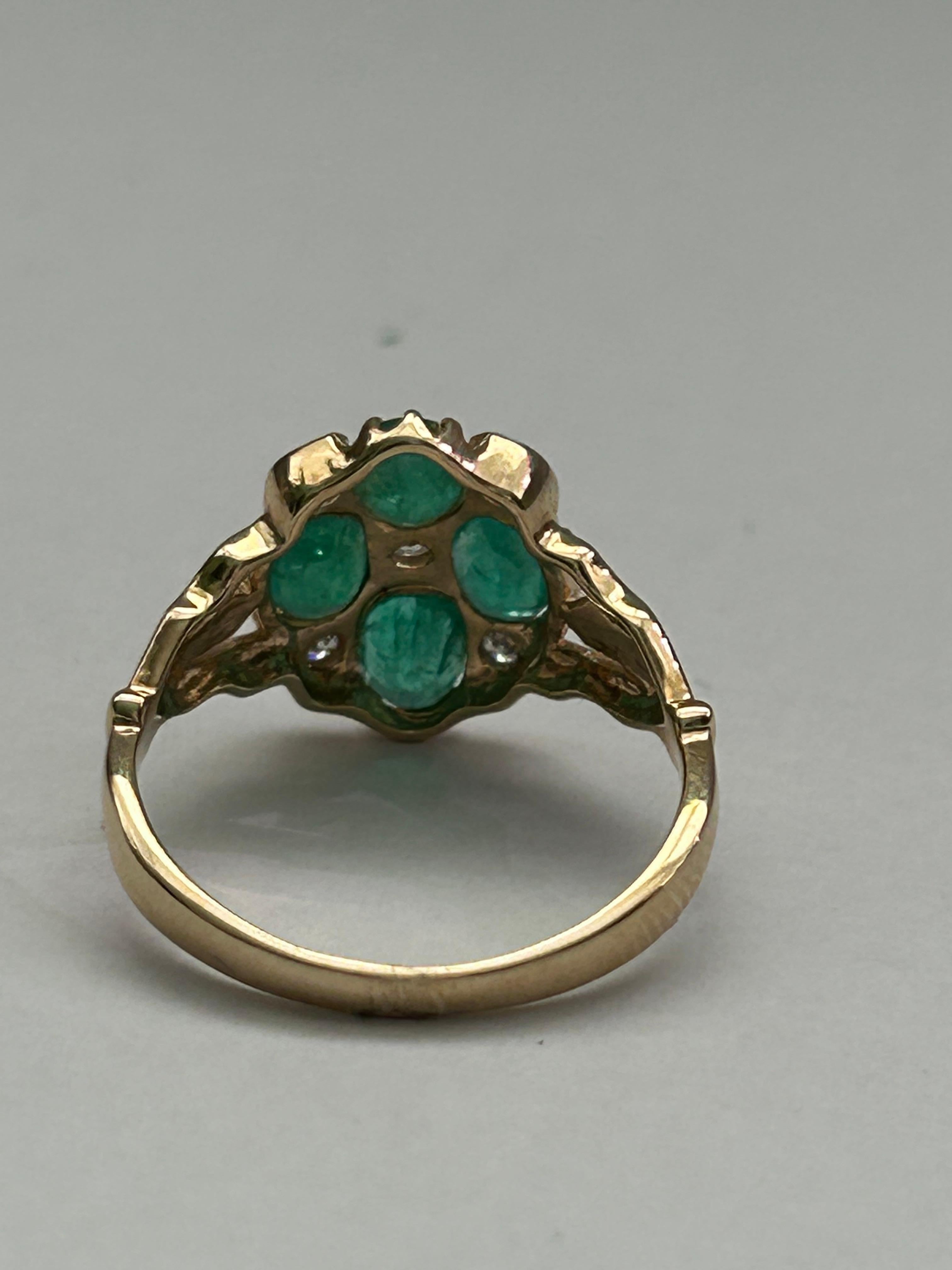 Dieser wunderschöne Smaragd- und Diamant-Cluster-Ring wird in US Größe 6.75 / UK Größe N geliefert.  Smaragde sind est 1,5ct und Diamanten est 0,12ct, der Ring ist in 9ct Gelbgold gefasst. Ein wahrer Statement-Ring.