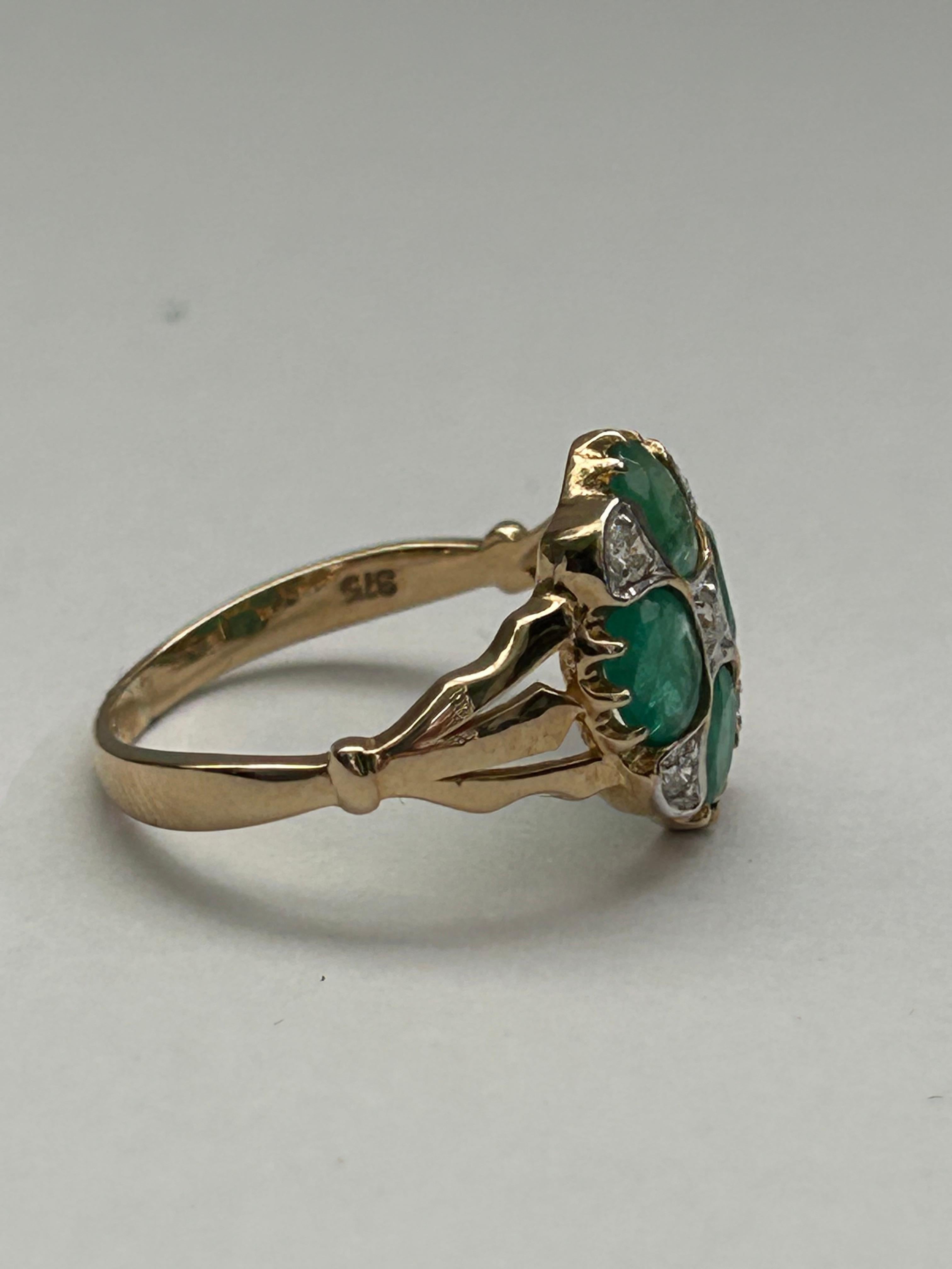 Smaragd (Est 1,5 Karat) & Diamant (Est 0,12 Karat) Cluster-Ring, 9 Karat Gelbgold. (Gemischter Schliff) im Angebot