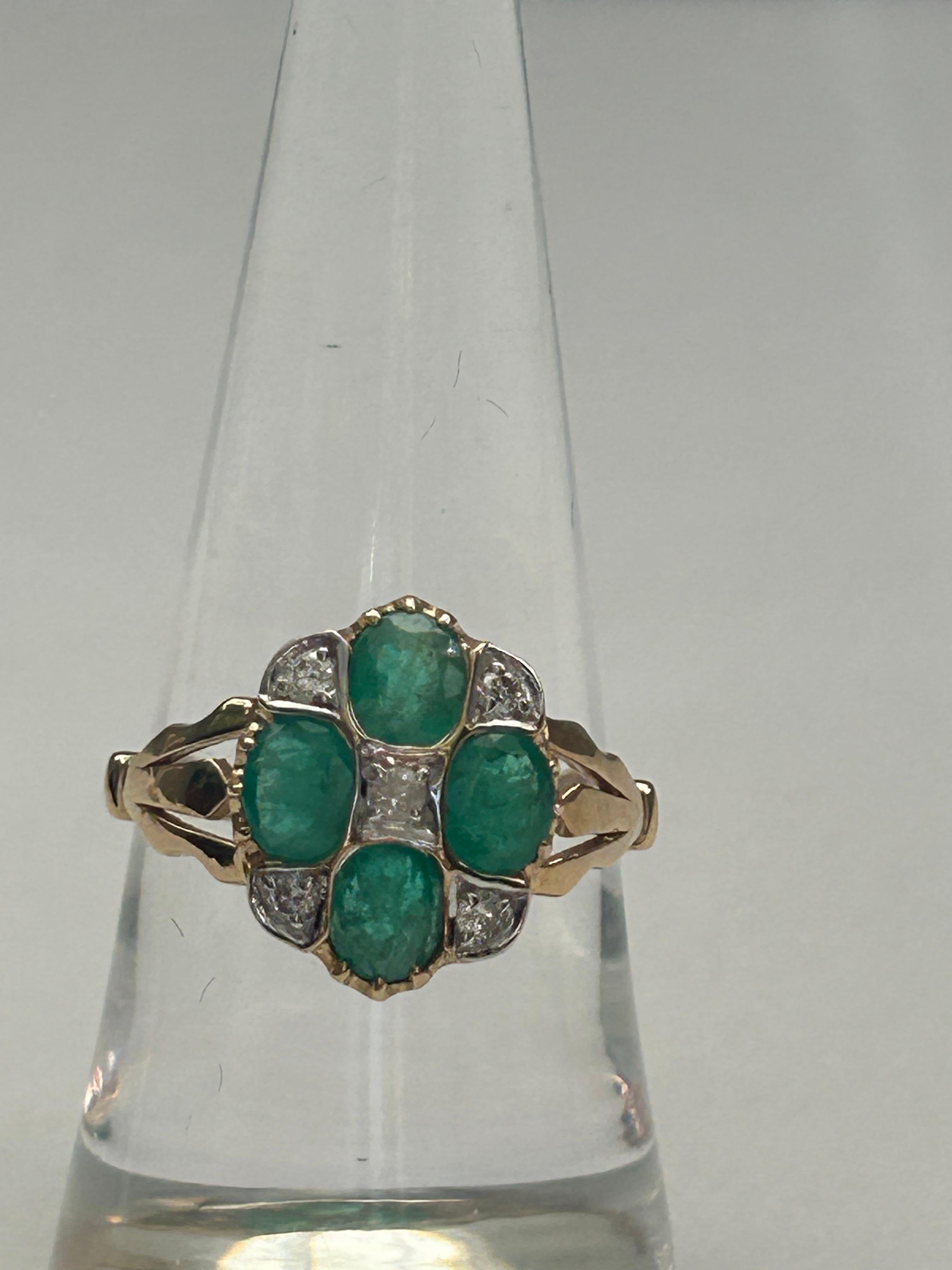 Smaragd (Est 1,5 Karat) & Diamant (Est 0,12 Karat) Cluster-Ring, 9 Karat Gelbgold. für Damen oder Herren im Angebot