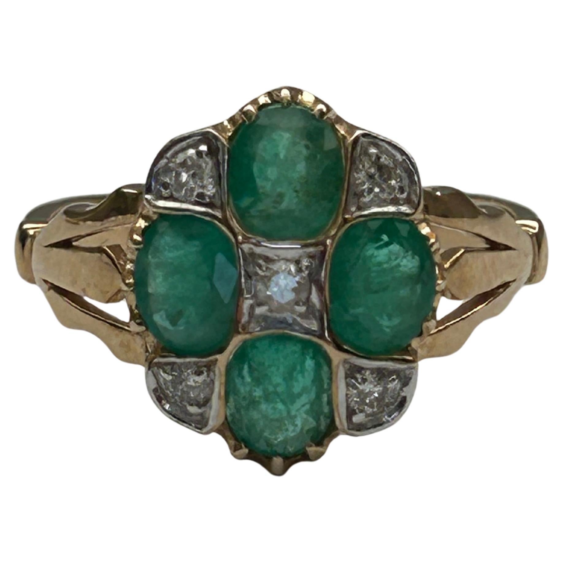 Smaragd (Est 1,5 Karat) & Diamant (Est 0,12 Karat) Cluster-Ring, 9 Karat Gelbgold. im Angebot