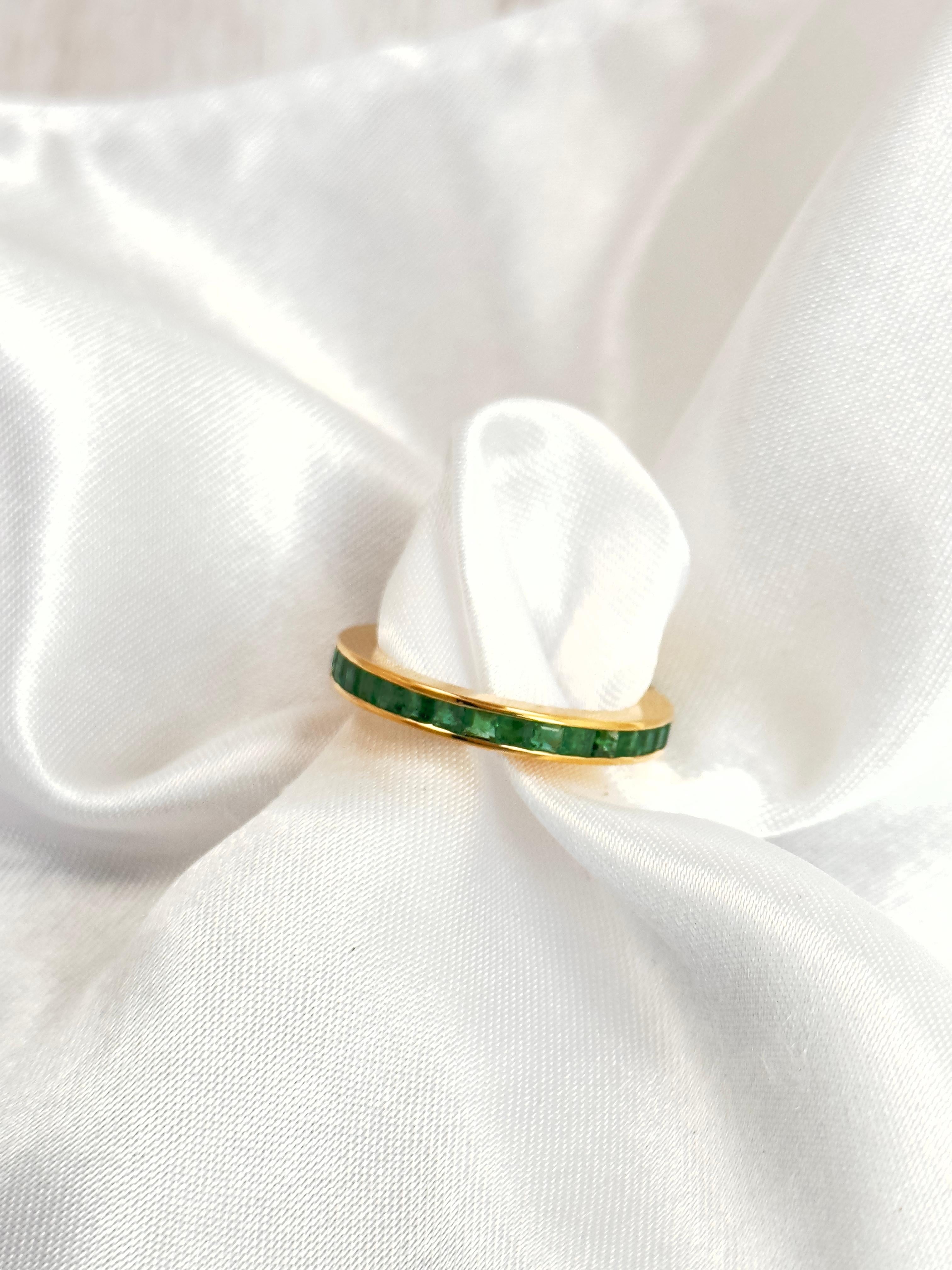 Bague d'éternité en or massif sertie d'émeraudes, bague de naissance de mai en vente 5