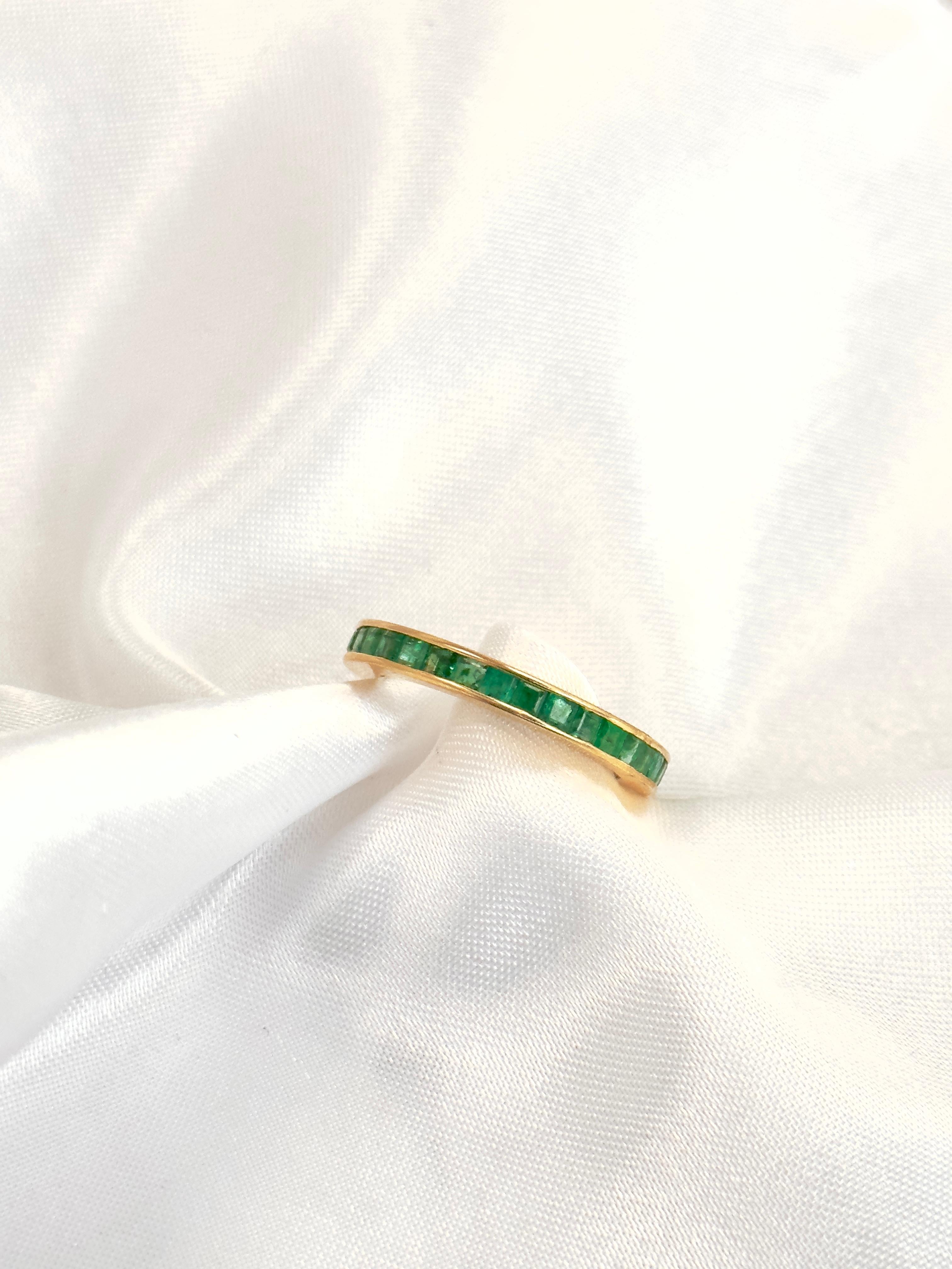 Bague d'éternité en or massif sertie d'émeraudes, bague de naissance de mai en vente 4