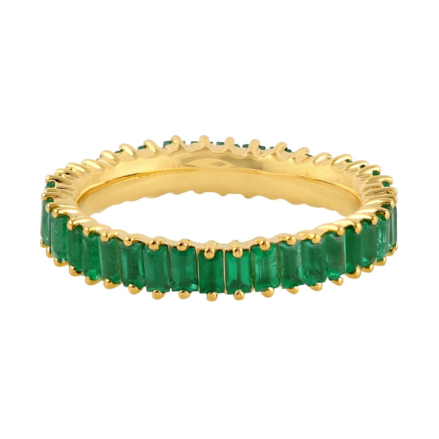 Emerald Eternity Band Ring Made In 18k Yellow Gold In New Condition For Sale In New York, NY