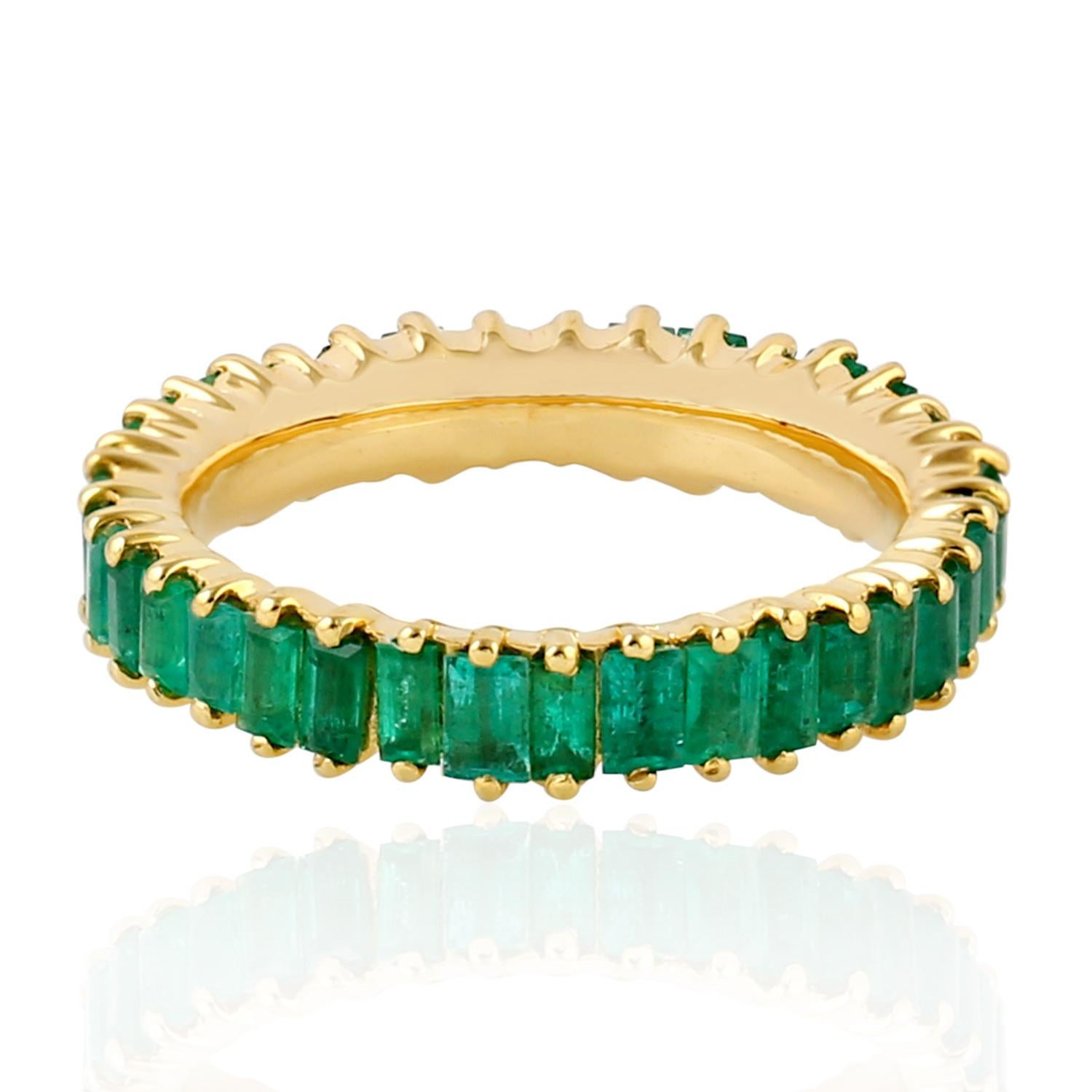 Emerald Eternity Band Ring Made In 18k Yellow Gold In New Condition For Sale In New York, NY