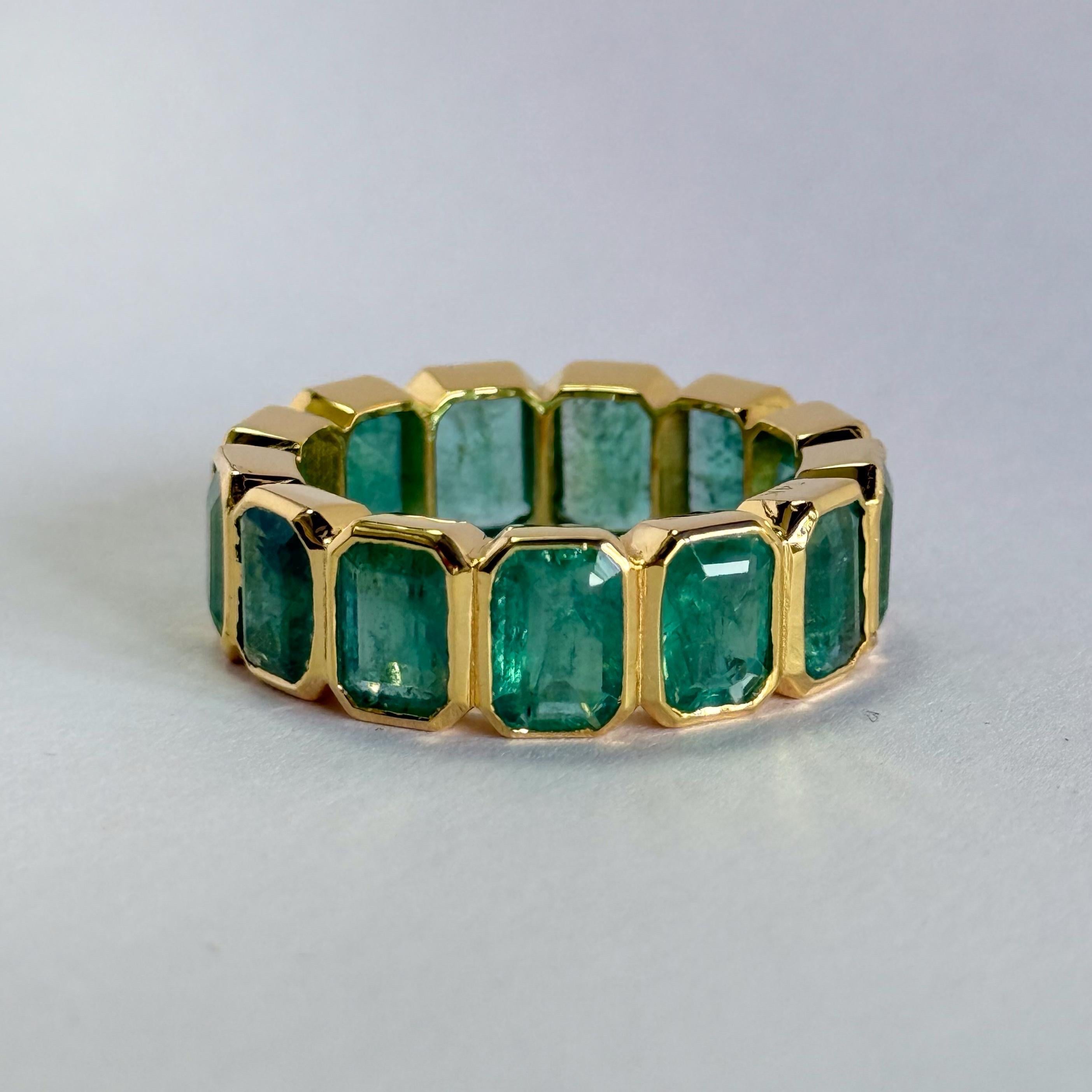 Impresionante anillo de esmeralda hecho con esmeraldas naturales de origen zambiano, el anillo está hecho a mano desde cero, las gemas son de color verde intenso, el anillo es de la talla 6 y se puede cambiar de talla.


**Todos los artículos salen