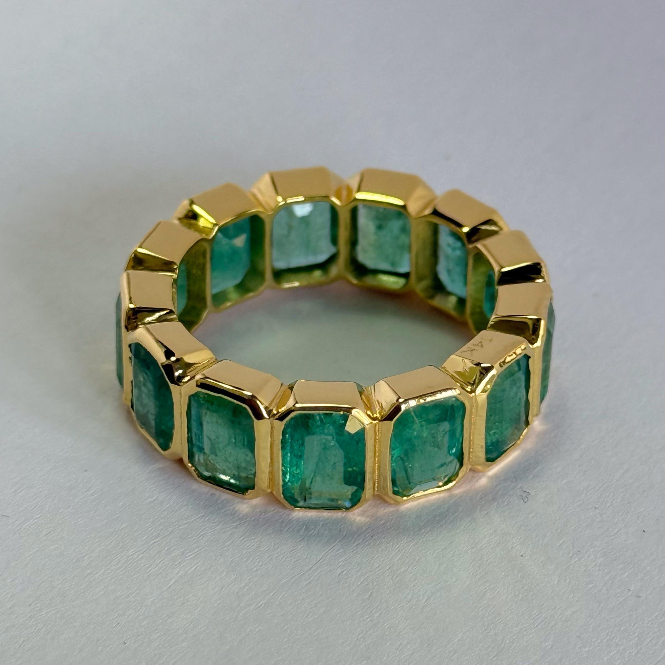 Femenino o masculino Anillo de eternidad esmeralda hecho a mano 14KT oro esmeraldas de Zambia en venta