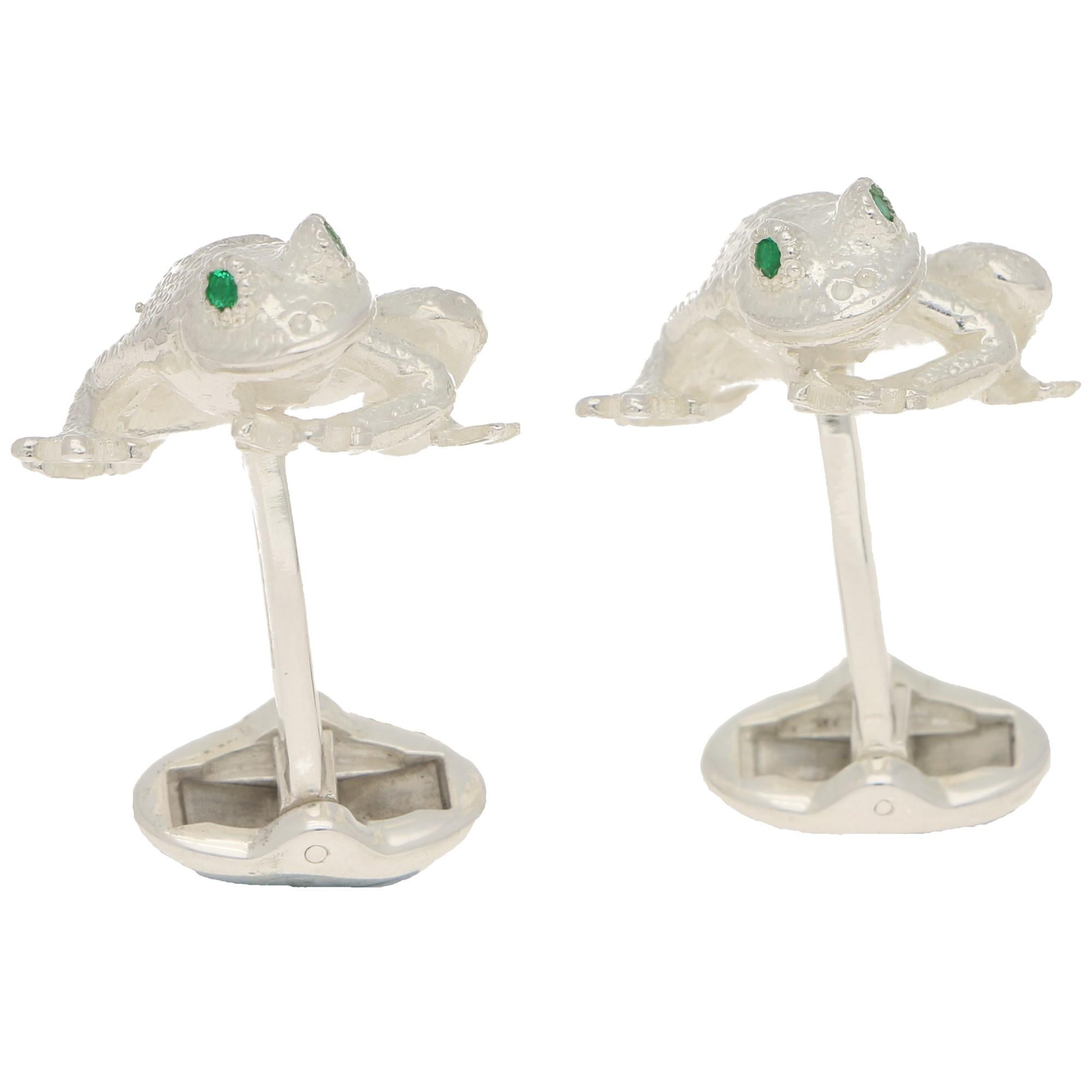 Emerald Eyed Frog Swivel-Back Cufflinks in Sterling Silver In Good Condition In London, GB