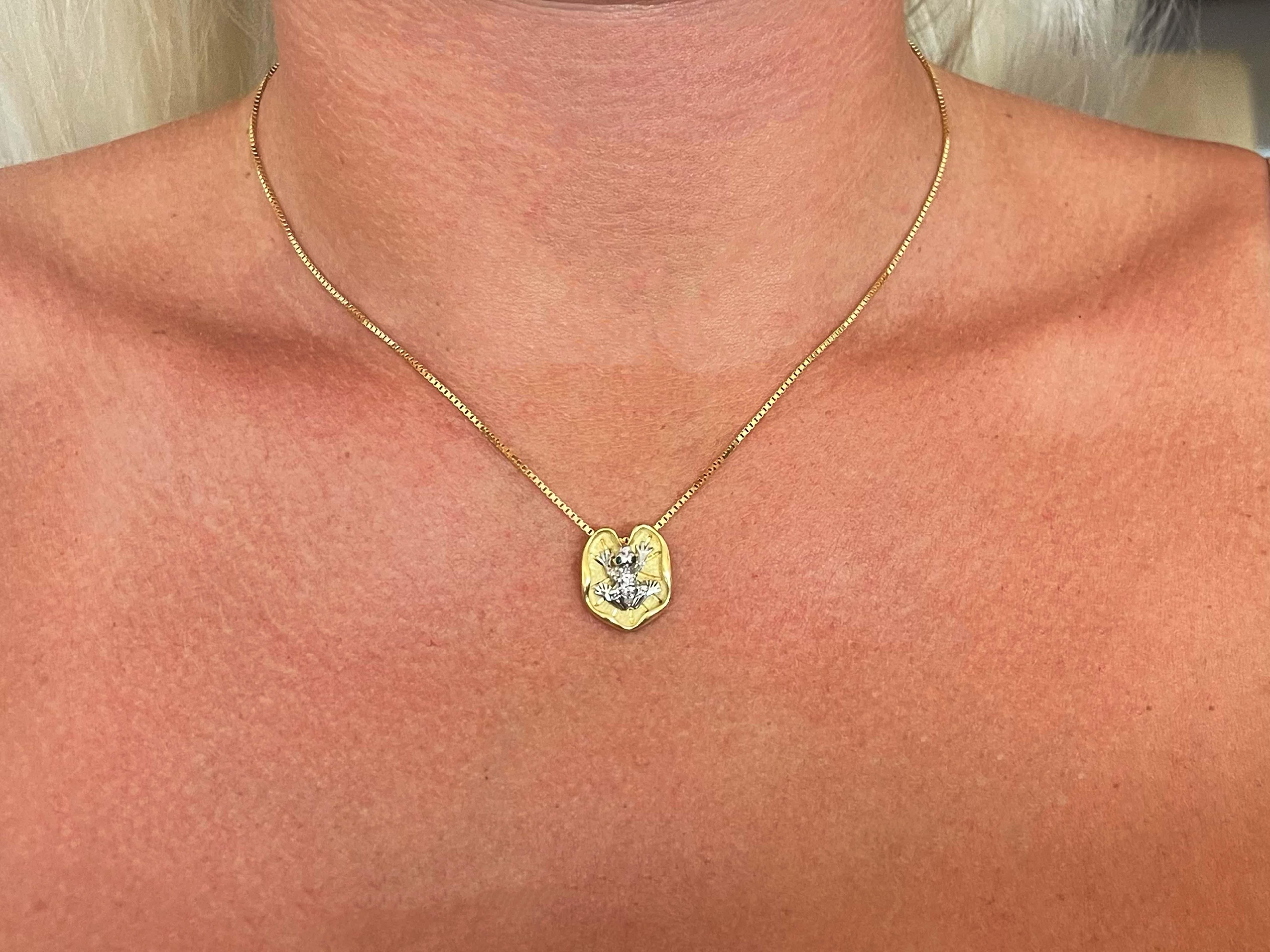Collier Spécifications :

Métal : or jaune 18 carats et platine

Poids en grammes : 8,1 grammes

Longueur de la chaîne : 16 pouces

Mesure du pendentif : 15,8 mm x 14 mm

Fermeture de la chaîne : fermoir en forme de boîte

Spécifications des pierres