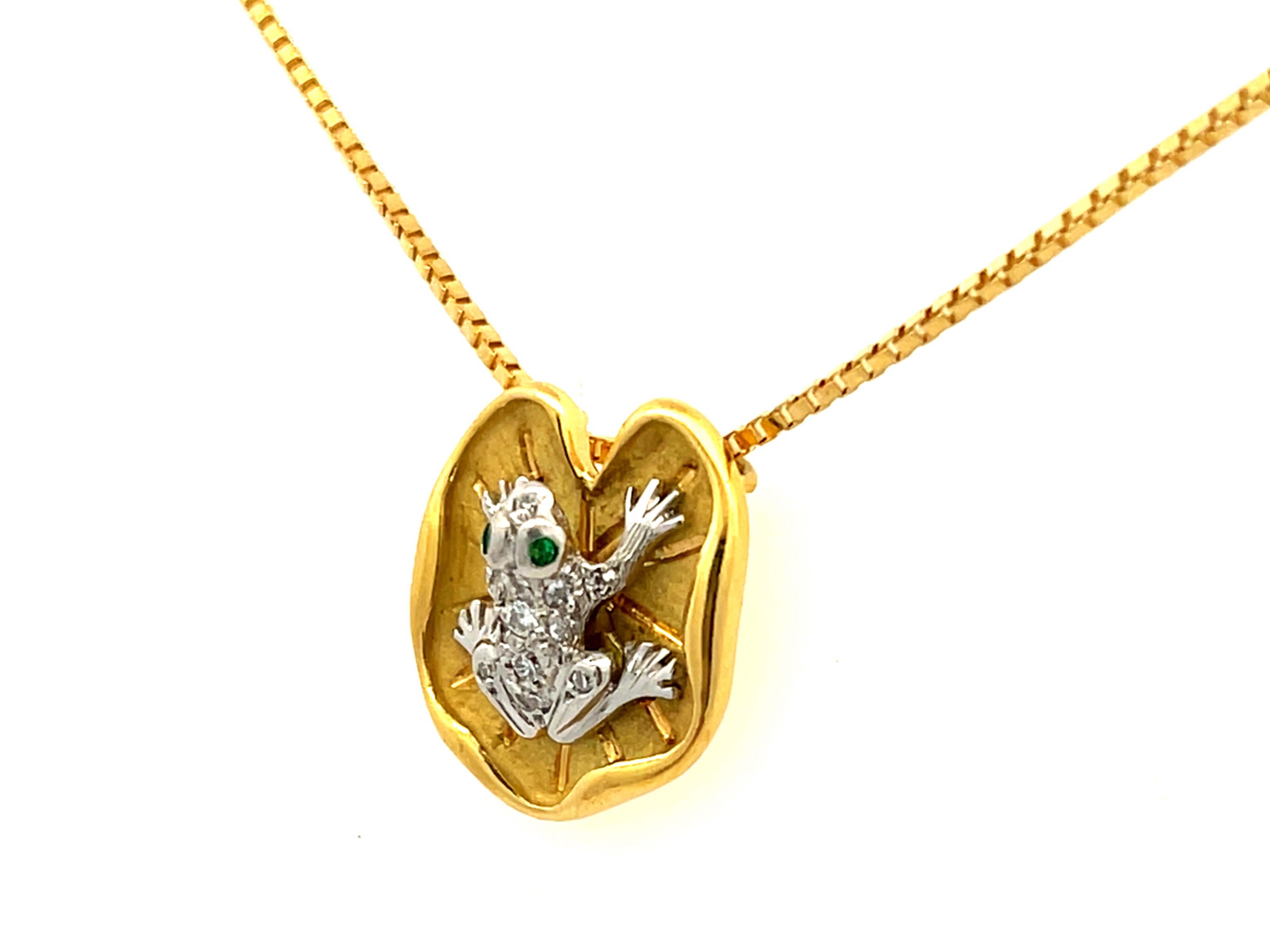 Taille ronde Collier grenouille en or jaune 18k et platine avec yeux d'émeraude et diamants sur pad de nénuphar en vente