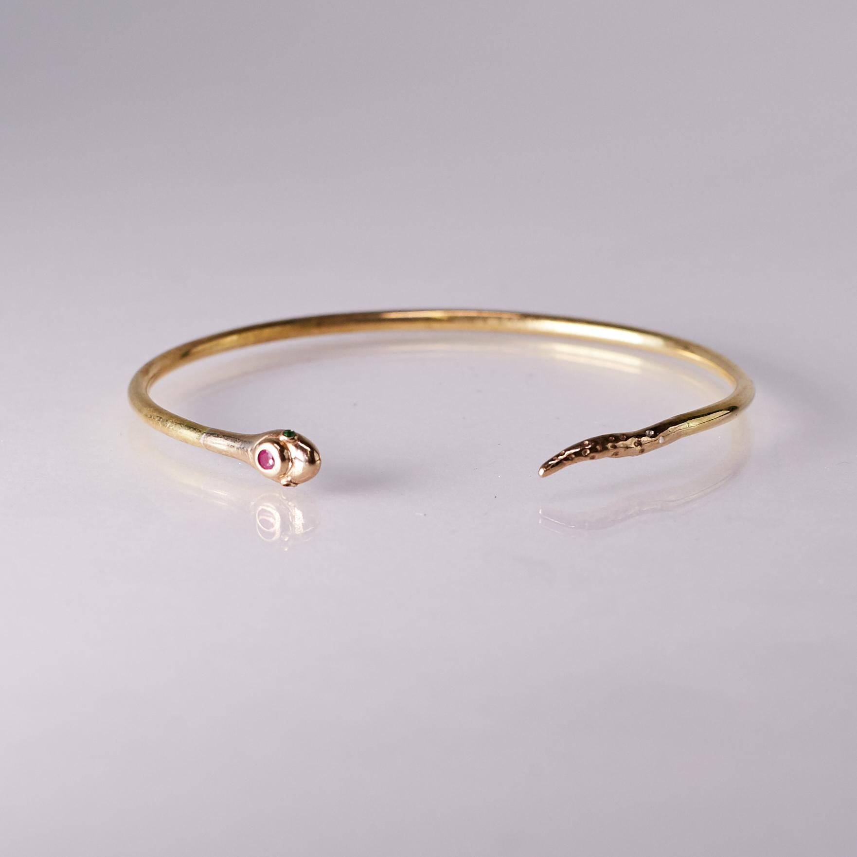 Contemporain J Dauphin Bracelet jonc serpent de style victorien en bronze avec yeux d'émeraude et rubis en vente