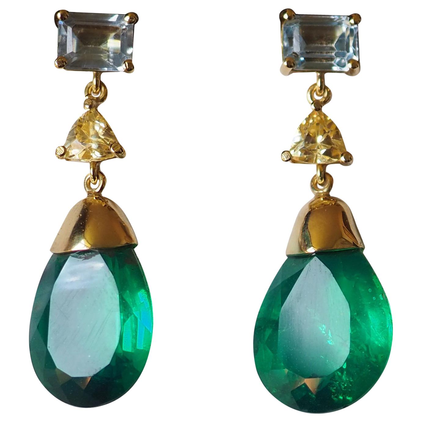 Emerald Faced Drops Triangle Yellow Diamond, rectangular Aquamarine 18kt Gold dangle drop earrings. Weight 7,1 each length 4cm.
