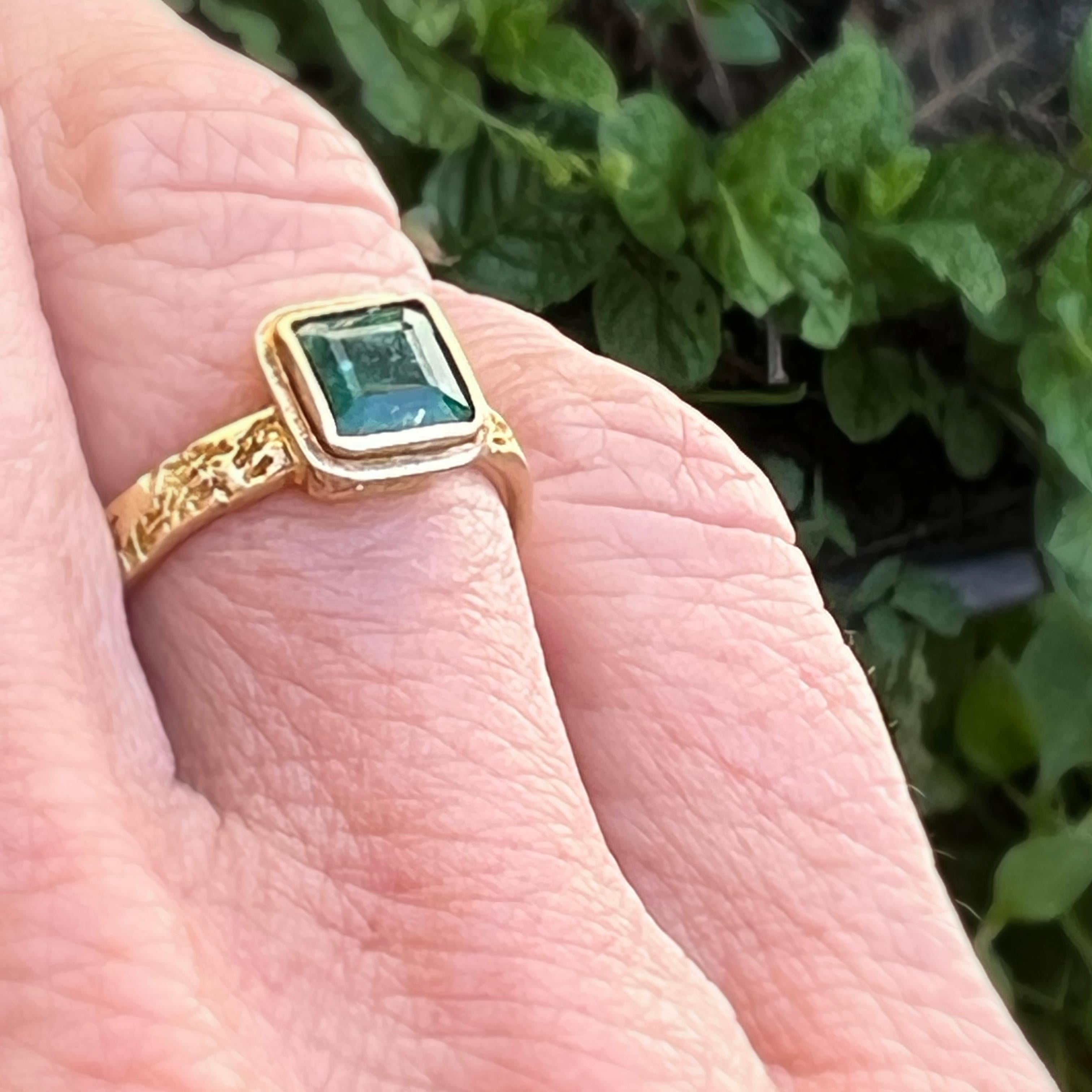 Women's or Men's Watery Emerald Cut 1.10 Carat set in 18 Karat Gold Ring