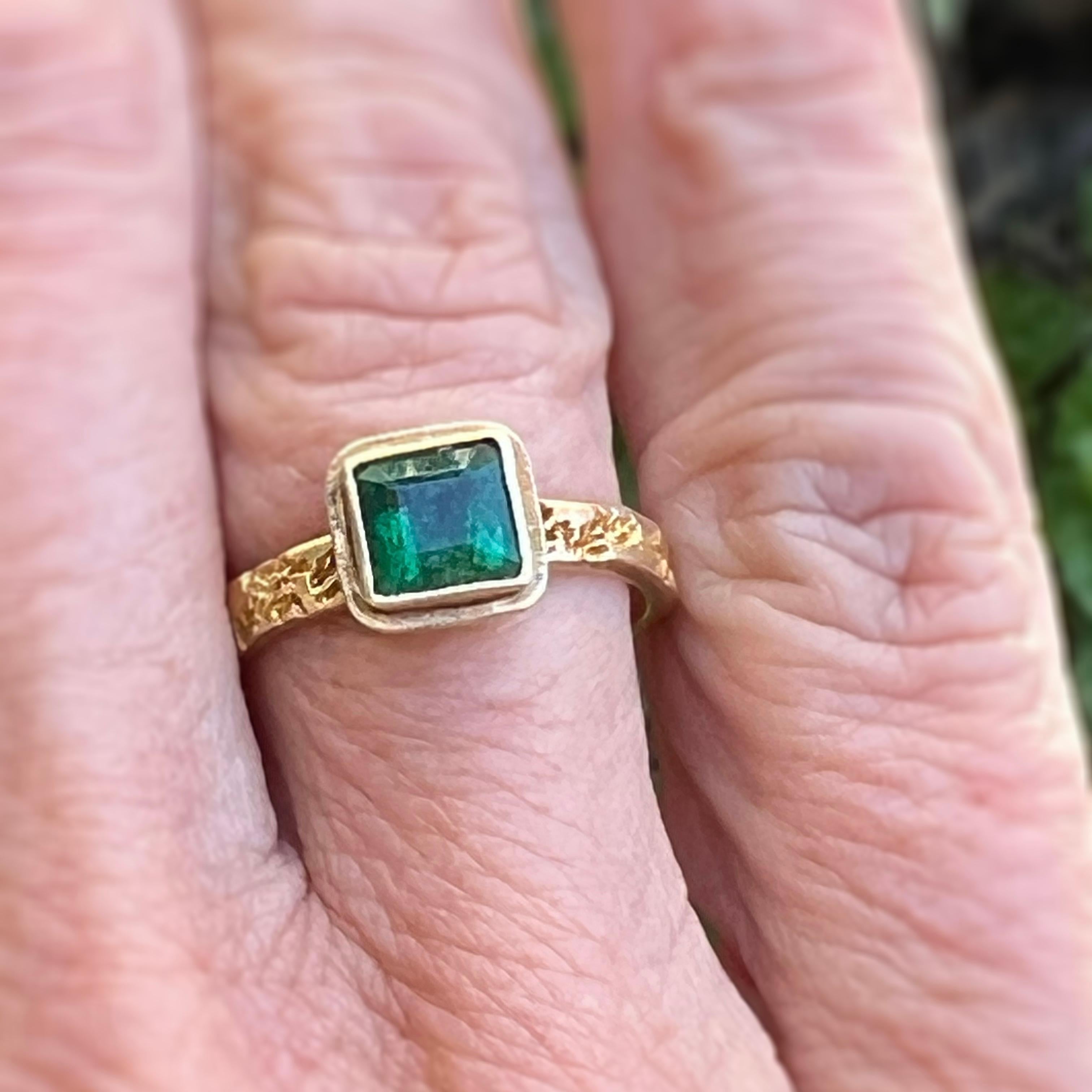 Watery Emerald Cut 1.10 Carat set in 18 Karat Gold Ring 1