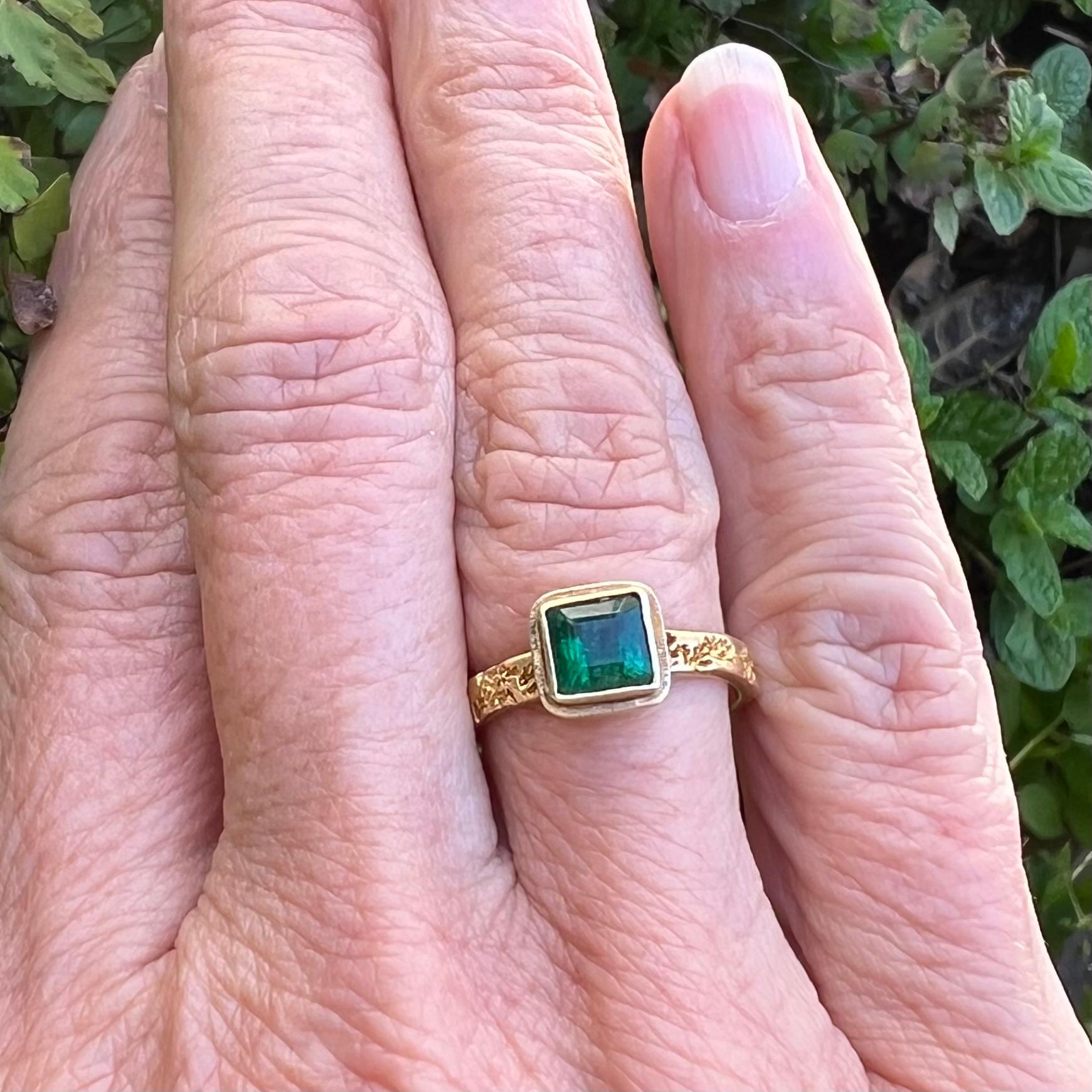 Watery Emerald Cut 1.10 Carat set in 18 Karat Gold Ring 2