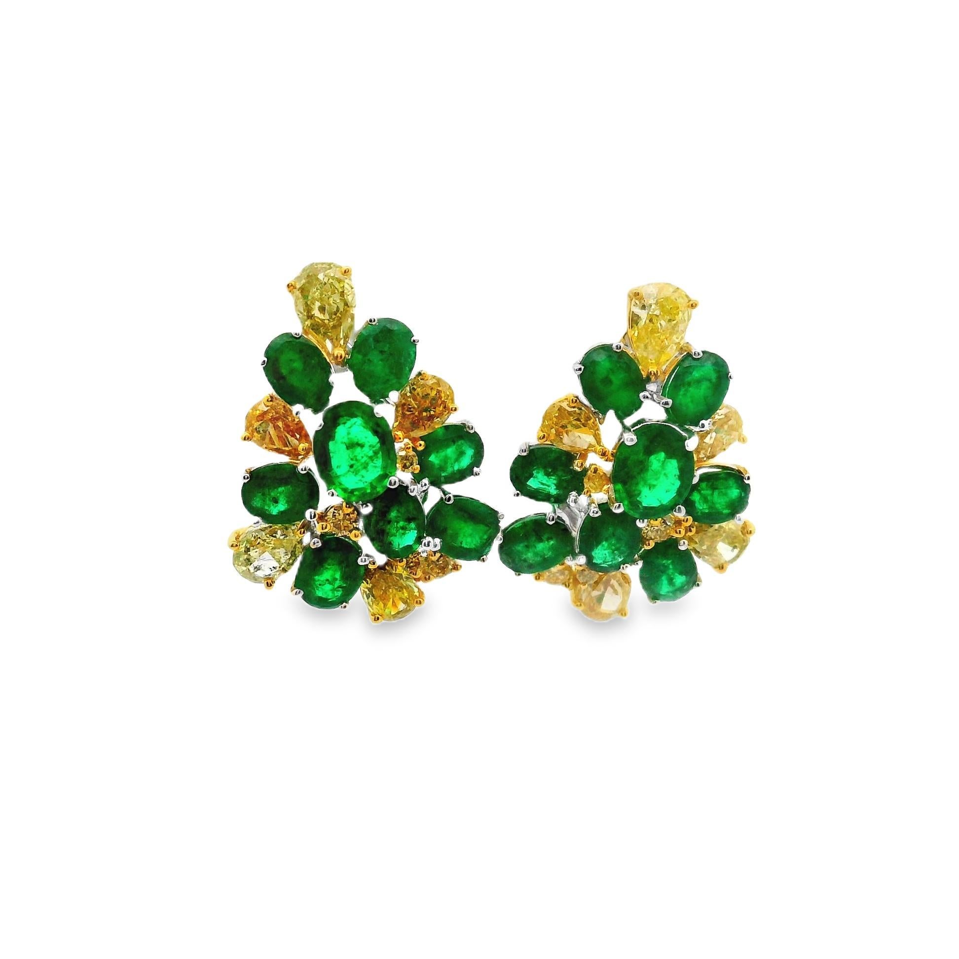 ¡Un par de elegantes pendientes de oro de 18 quilates con racimos de esmeraldas y diamantes! Hay 16 esmeraldas ovaladas engastadas entre los pendientes, con un peso total de 3,42 quilates, y varios diamantes amarillos de fantasía redondos y en forma