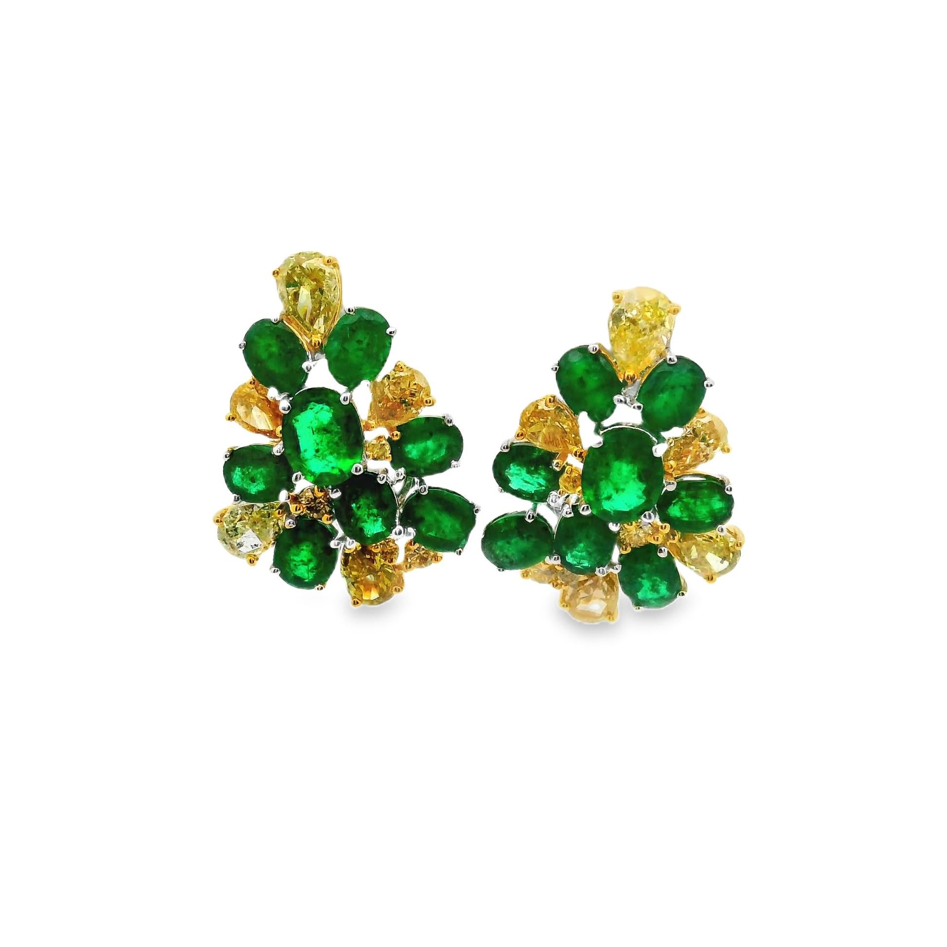 Pendientes Racimo Esmeralda y Diamante Amarillo Fantasía Oro 18k Corte oval en venta