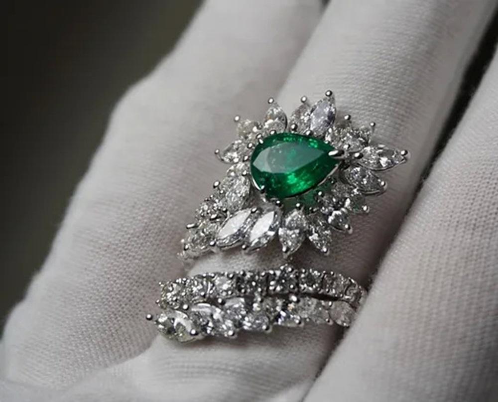 Pear Cut Emerald Finger Wrap Ring 1.92 CTS For Sale