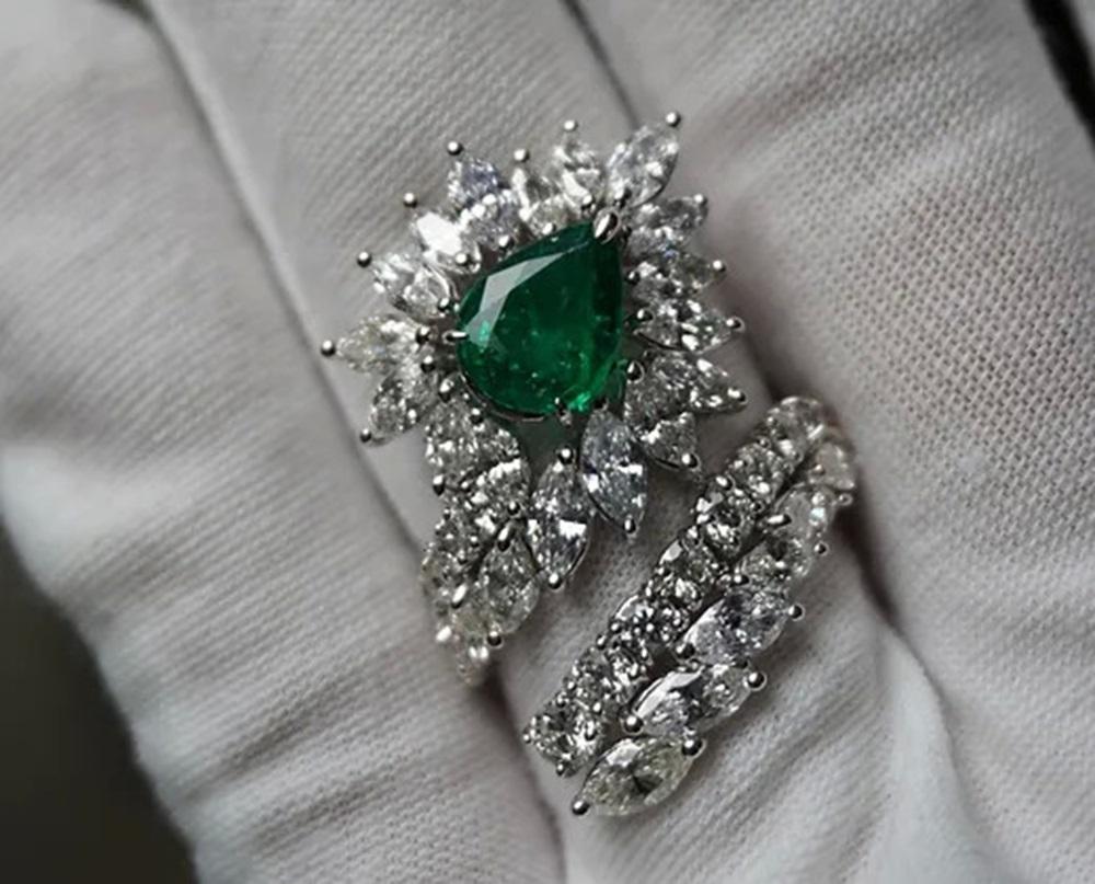 Emerald Finger Wrap Ring 1.92 CTS In New Condition For Sale In New York, NY