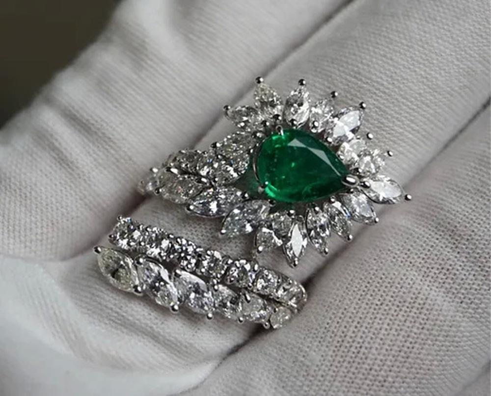 Women's Emerald Finger Wrap Ring 1.92 CTS For Sale