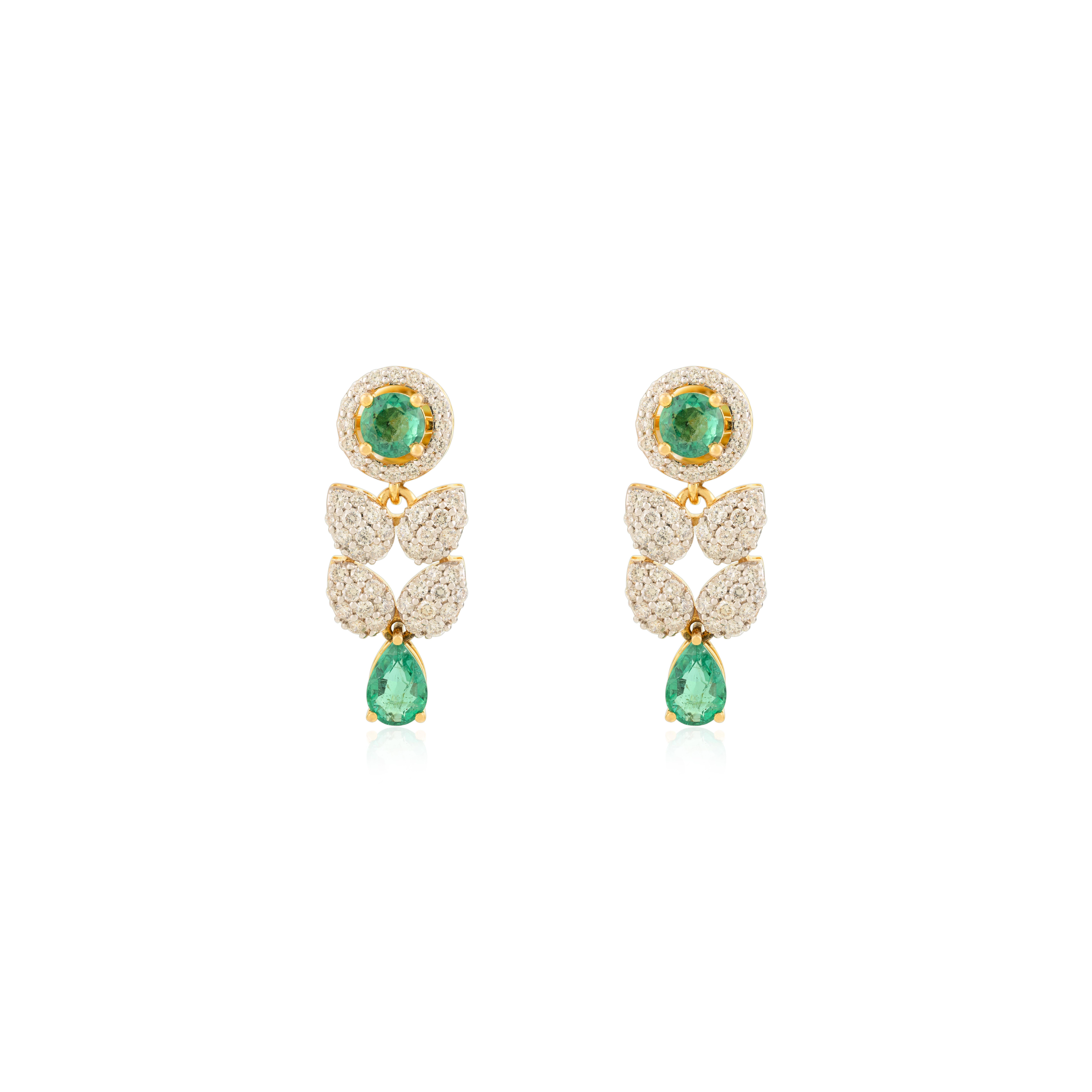 Pendientes Floral Esmeralda de Oro Amarillo de 14k con Diamantes para Ella en Nuevo estado para la venta en New York, NY