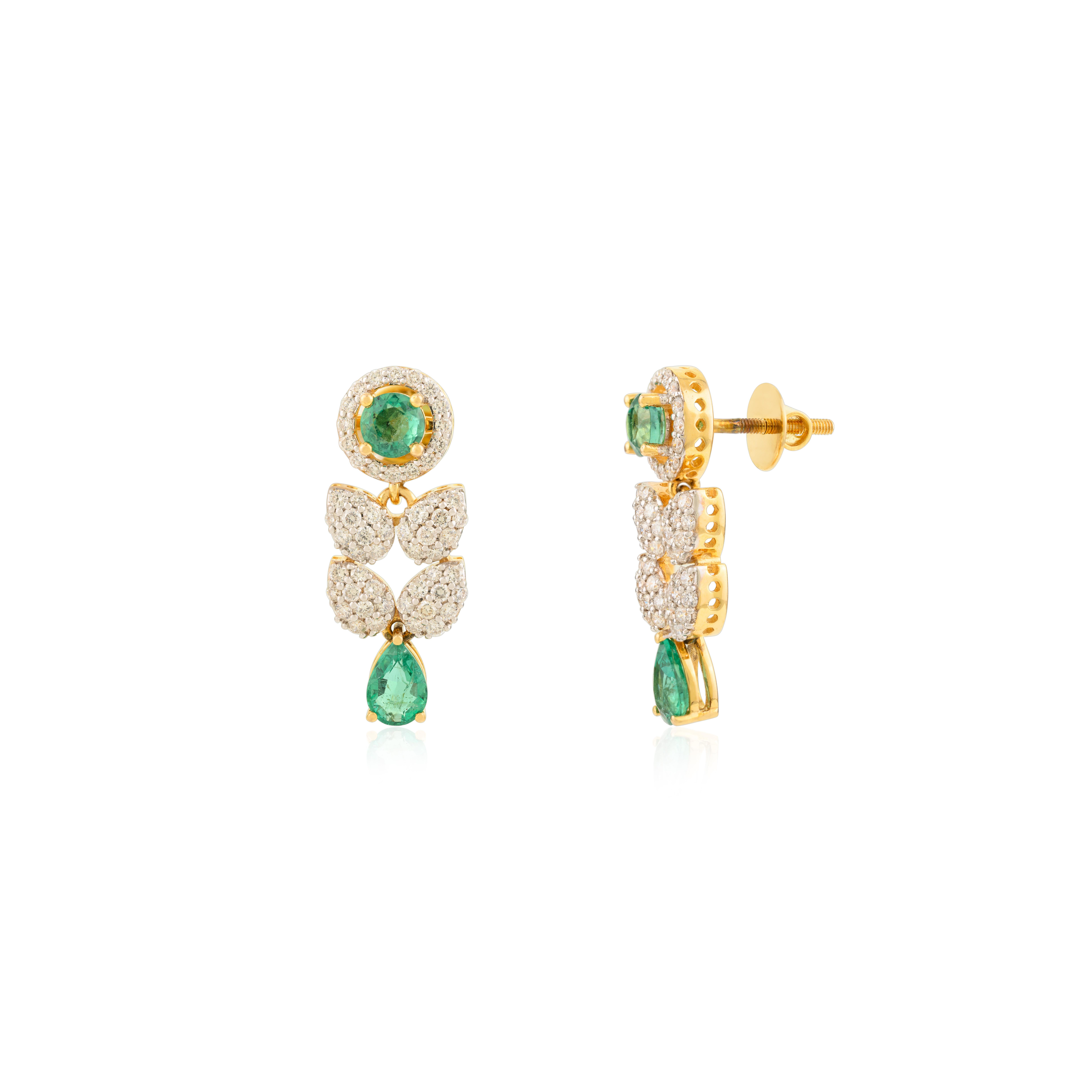 Pendientes Floral Esmeralda de Oro Amarillo de 14k con Diamantes para Ella en venta 1