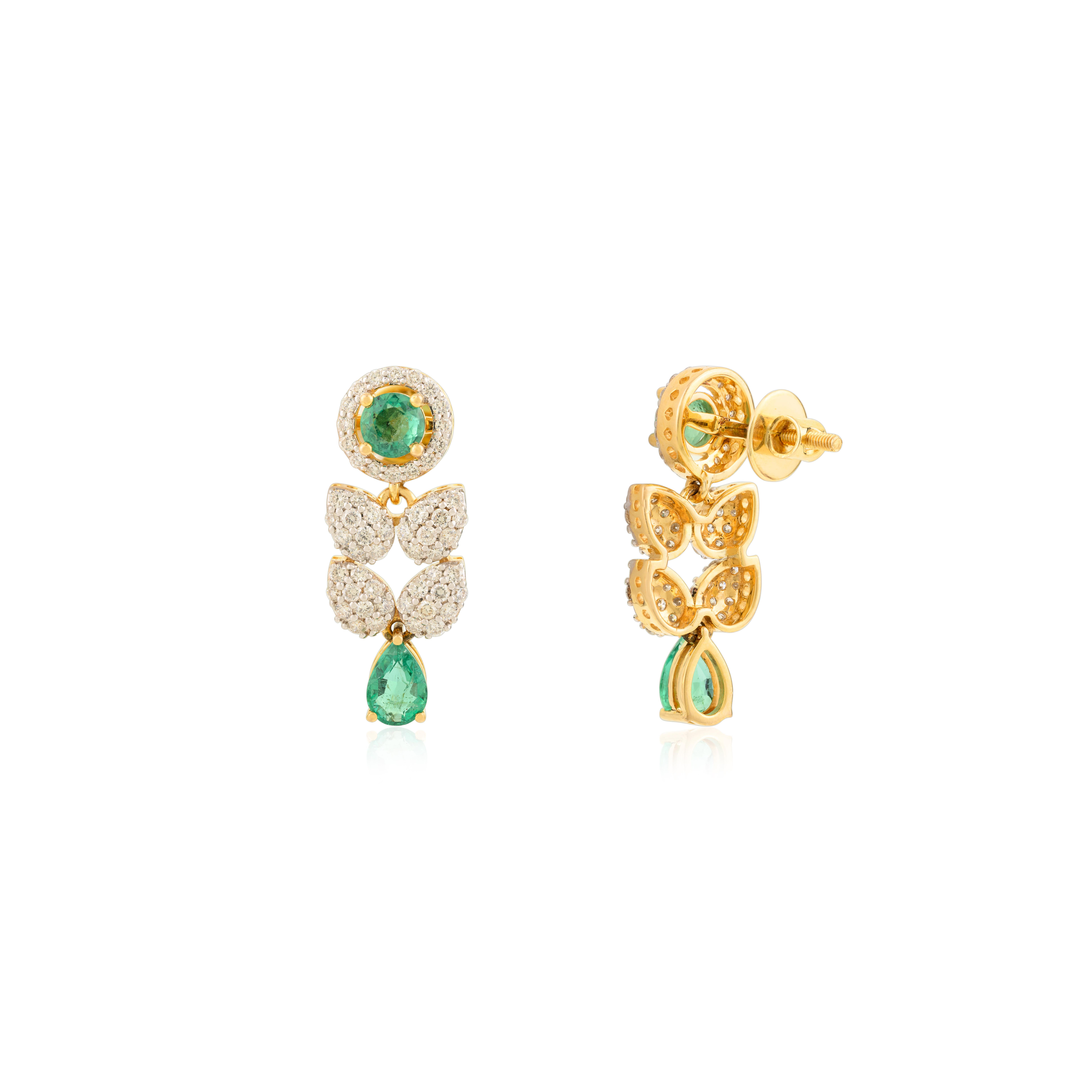 Pendientes Floral Esmeralda de Oro Amarillo de 14k con Diamantes para Ella en venta 3