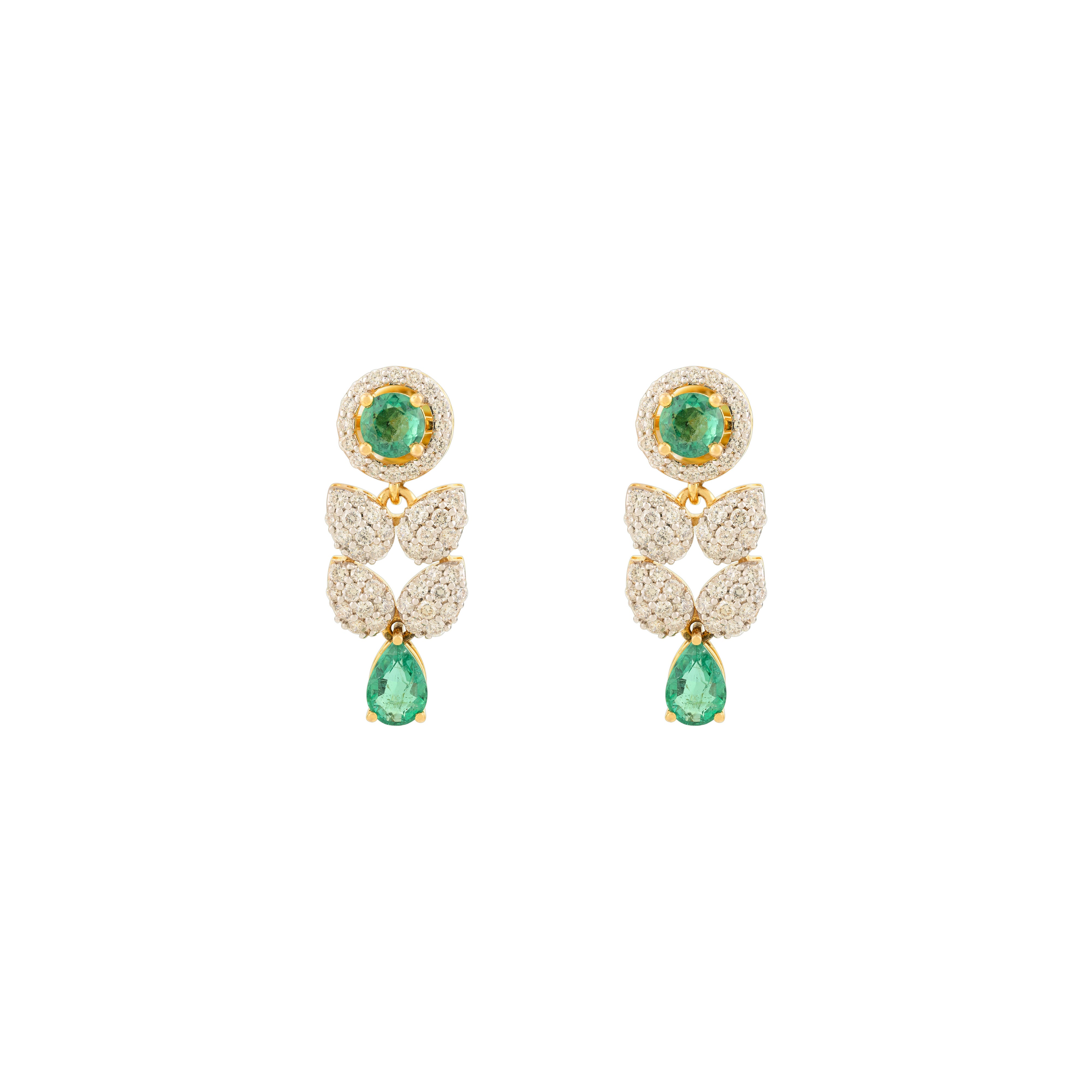 Pendientes Floral Esmeralda de Oro Amarillo de 14k con Diamantes para Ella en venta