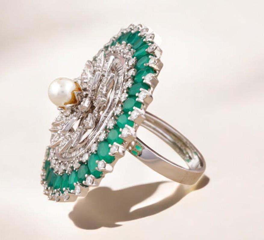 Bague cocktail émeraude fleur diamant perle en or massif 14K (certifié) Neuf - En vente à New Delhi, DL