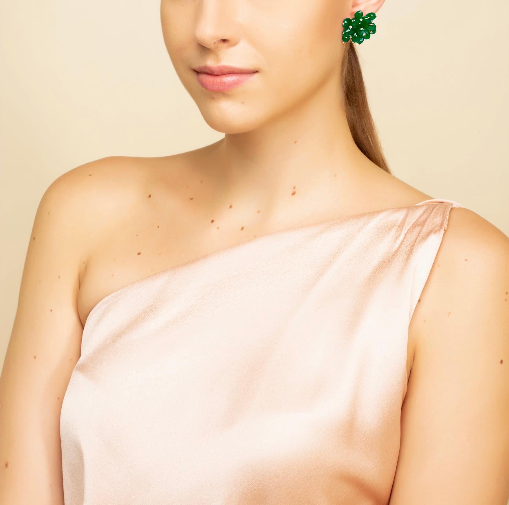 Smaragd-Blumen-Ohrringe aus 14 Karat Gold mit Diamanten (Zeitgenössisch) im Angebot